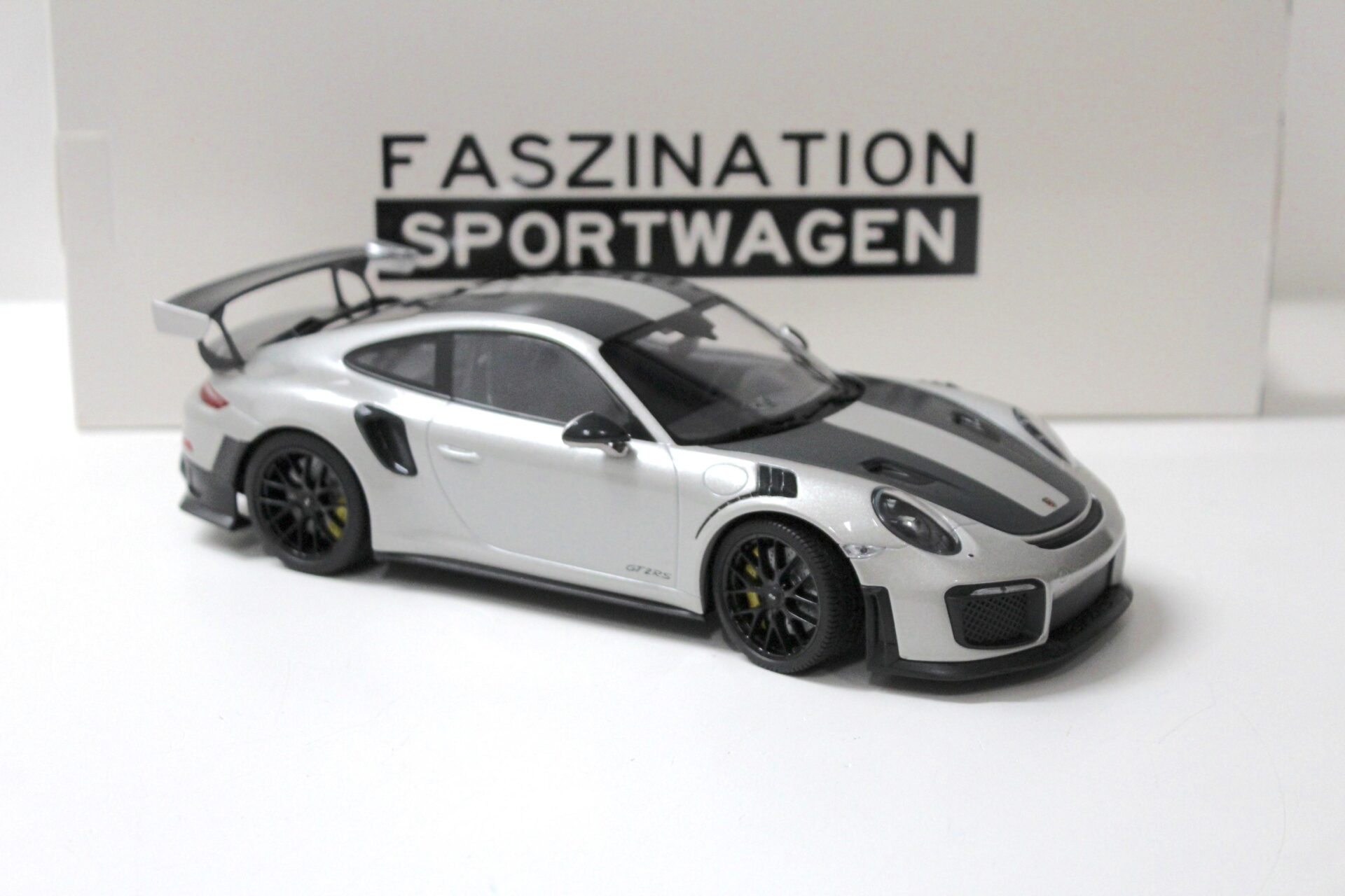 1:18 Minichamps Porsche 911 (991.2) GT2 RS Weissach Package 2018 silver metallic