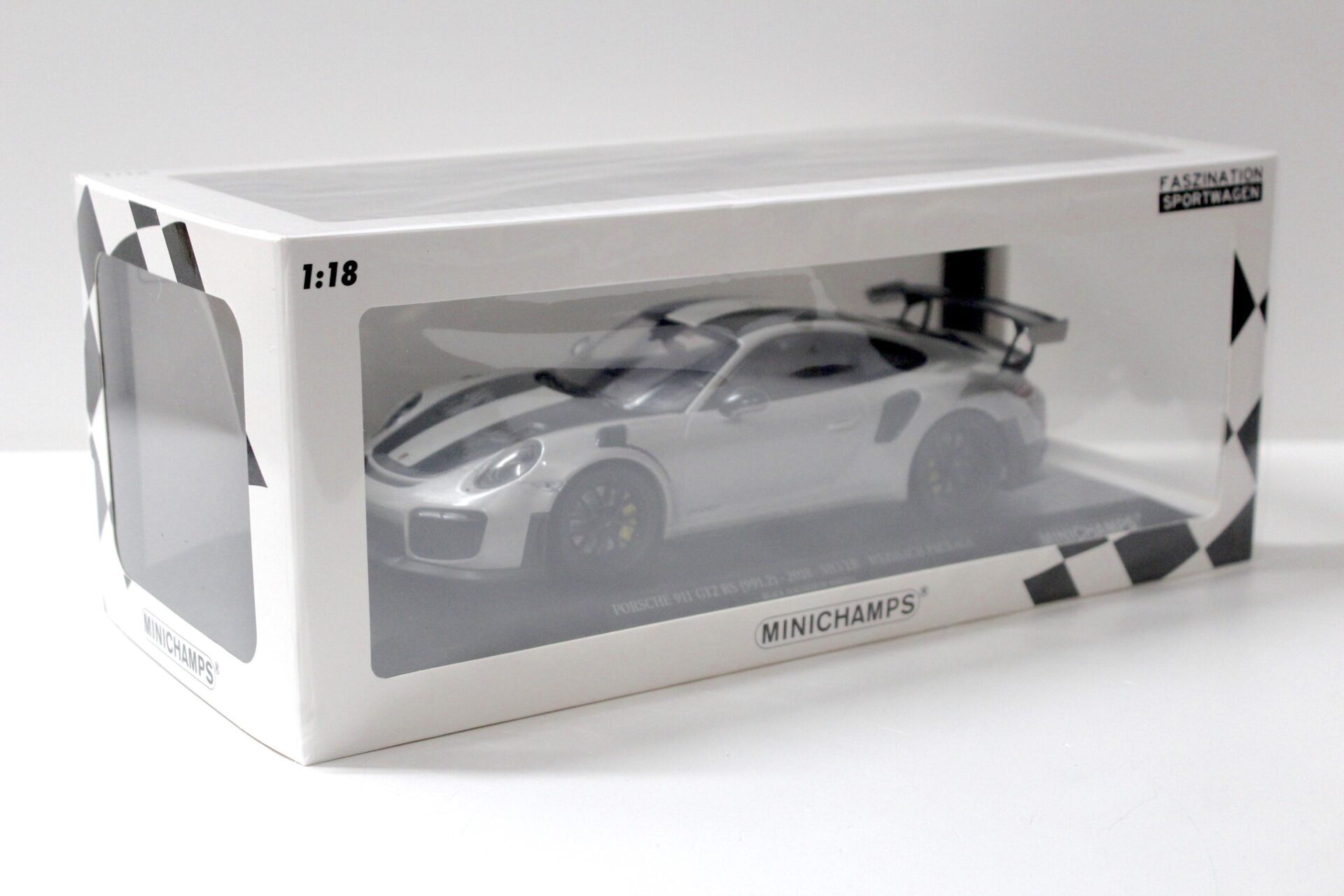 1:18 Minichamps Porsche 911 (991.2) GT2 RS Weissach Package 2018 silver metallic
