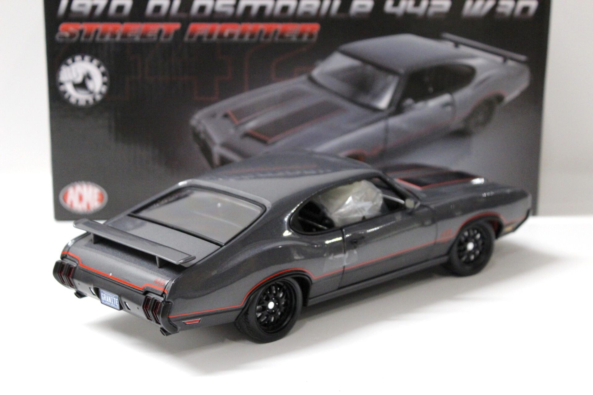 1:18 ACME 1970 Oldsmobile 442 W-30 Street Fighter grey metallic/ red