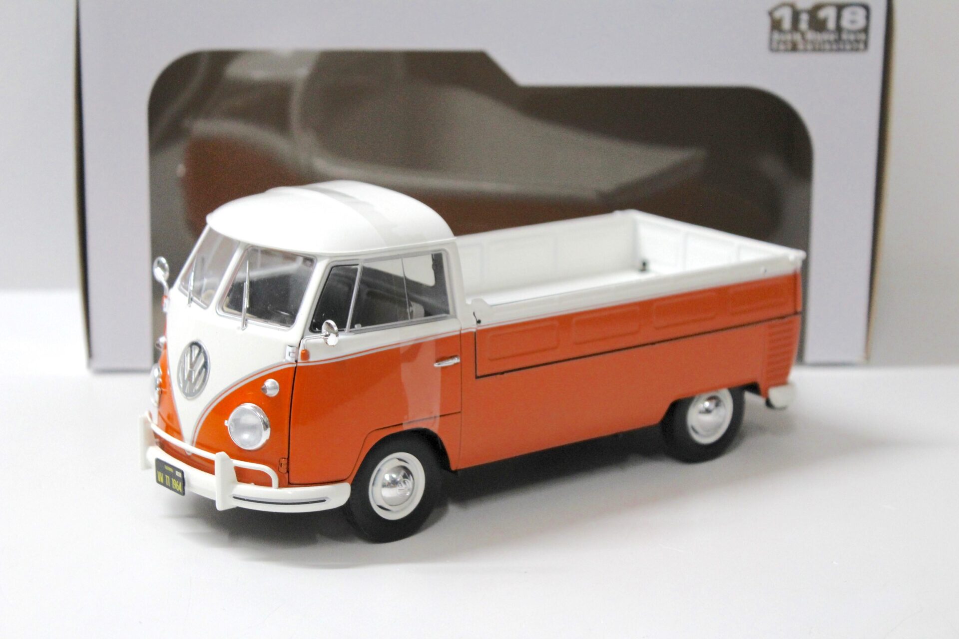 ID 57375 orig 1.jpg 1:18 Solido VW T1 Pick-Up Pritsche orange/ white 1950 + Surfboard