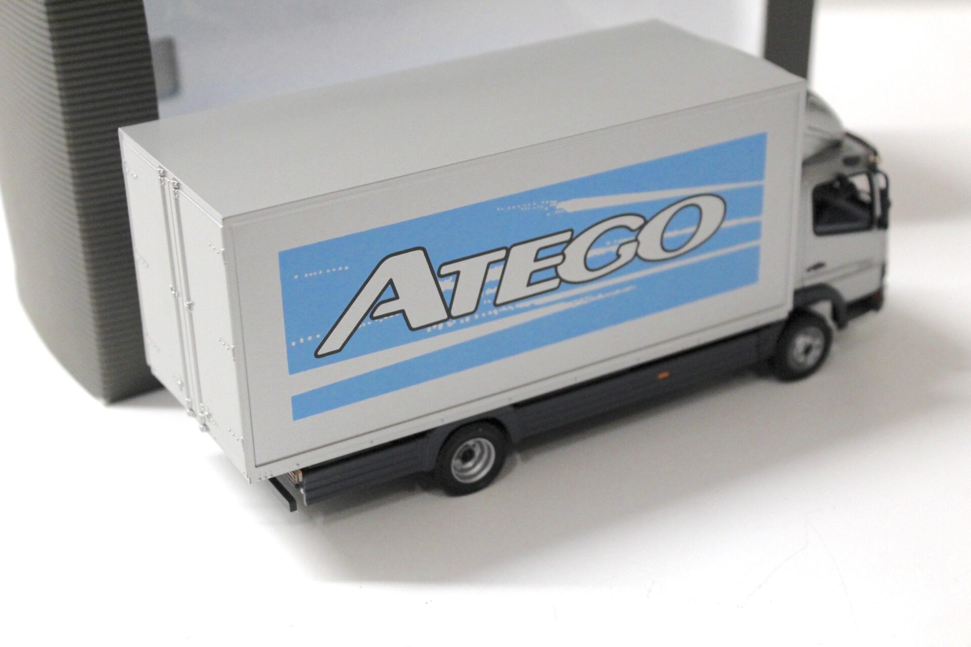 1:43 Minichamps Mercedes Atego 815 Koffer silver DEALER VERSION