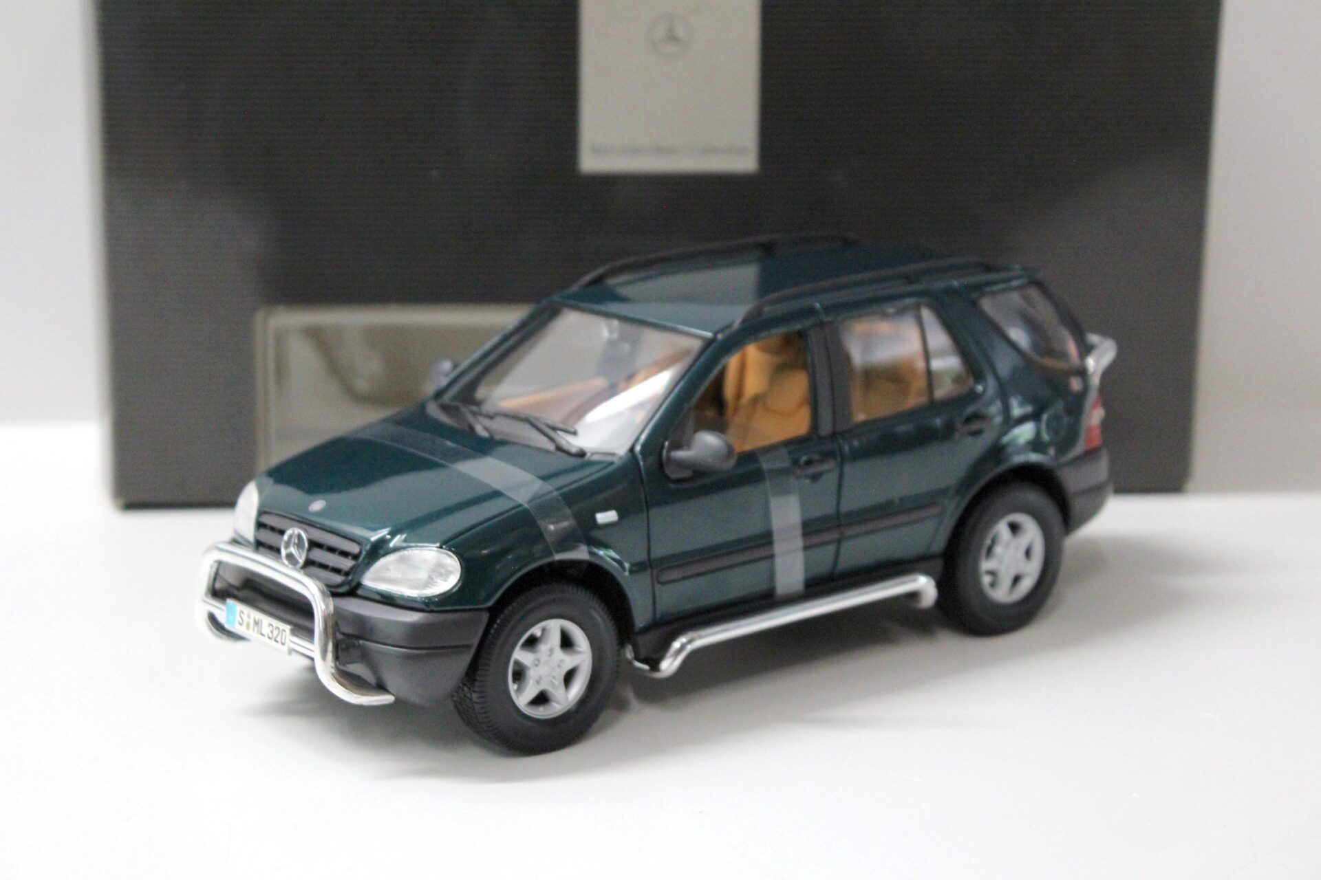 1:18 Maisto Mercedes ML 320 W163 dark green DEALER VERSION