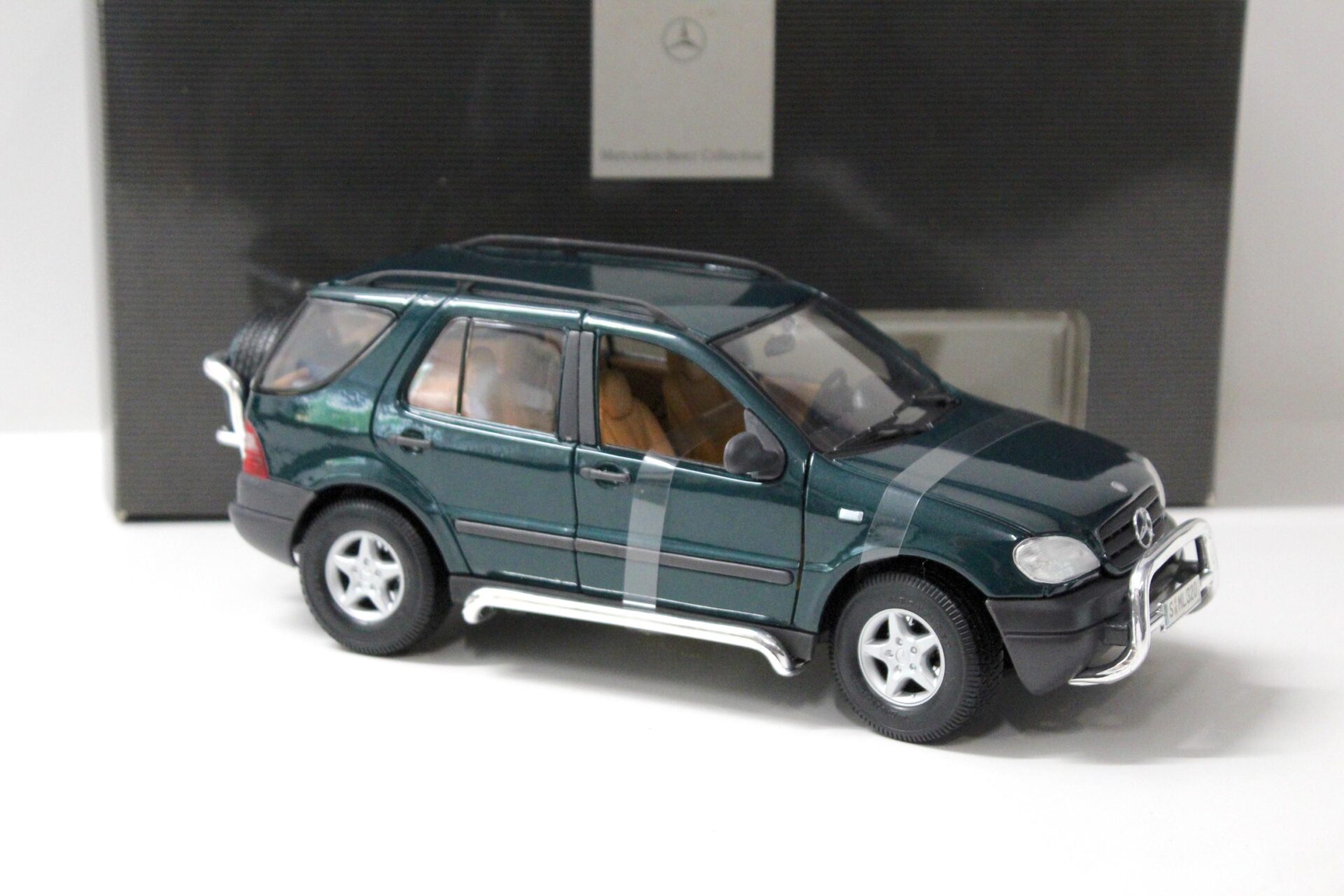 1:18 Maisto Mercedes ML 320 W163 dark green DEALER VERSION