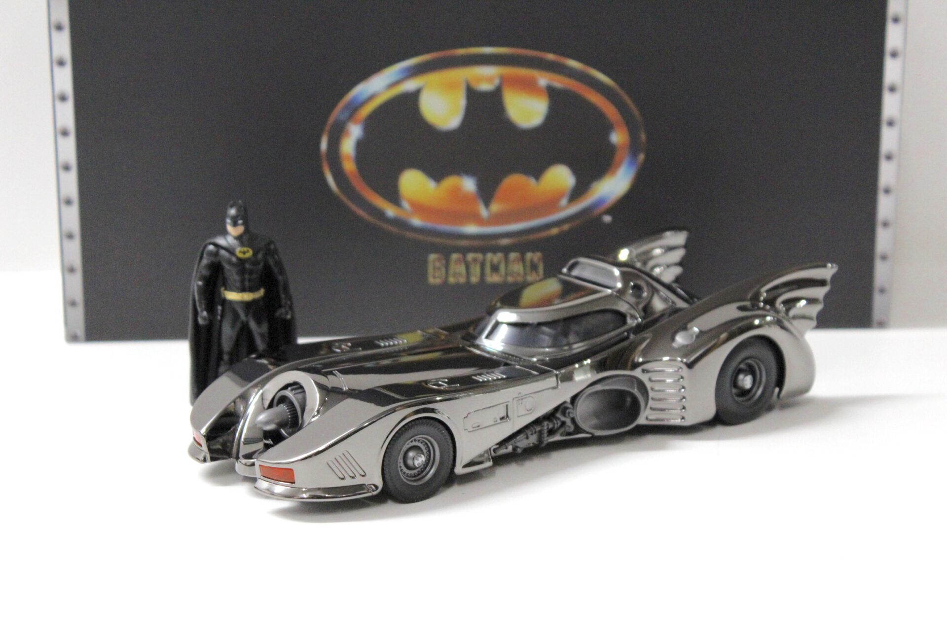 ID 57444 orig 1.jpg 1:24 Jada Toys Batmobile 1989 Next Level Chrome + Figur - Limited 2000 pcs.