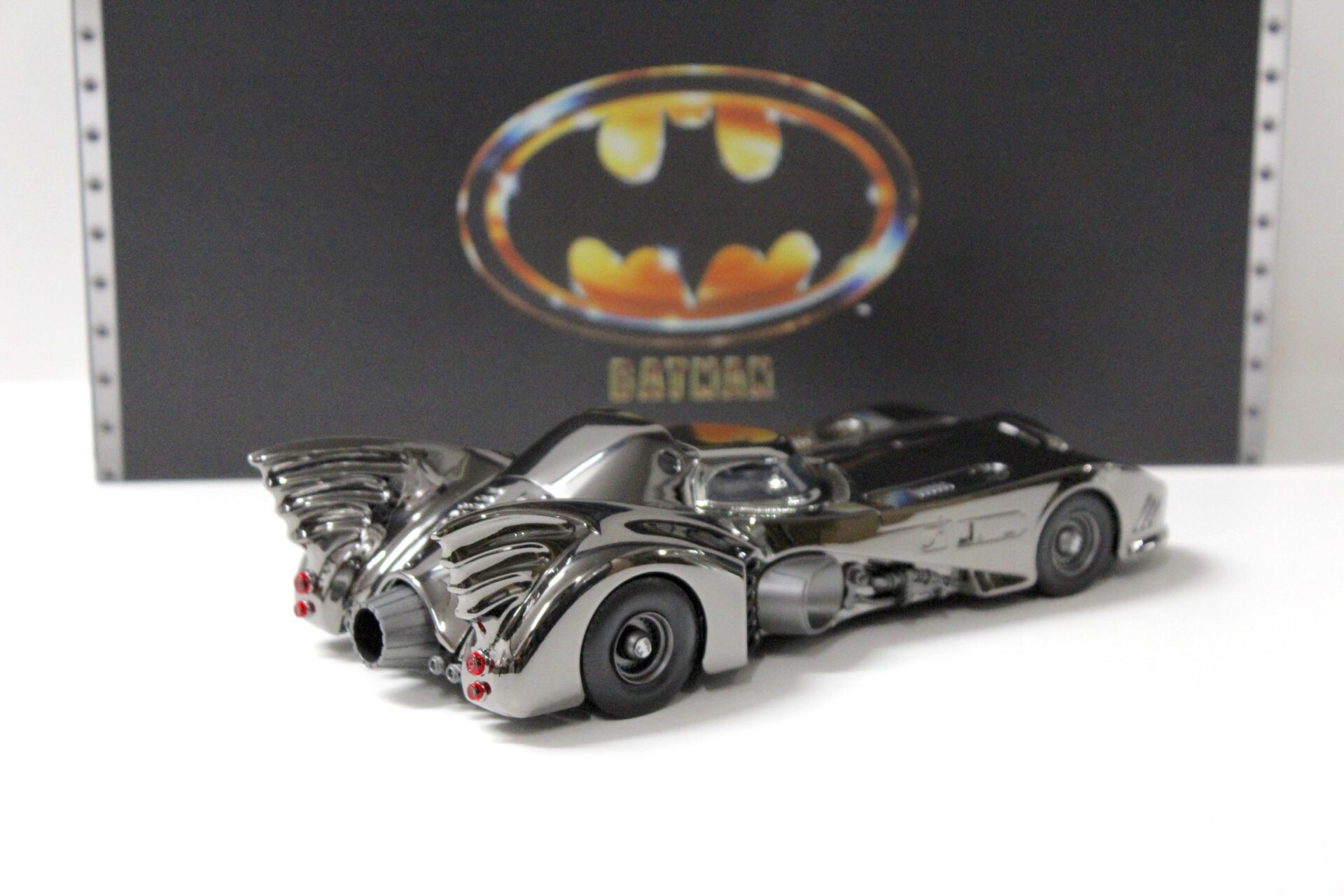 1:24 Jada Toys Batmobile 1989 Next Level Chrome + Figur - Limited 2000 pcs.