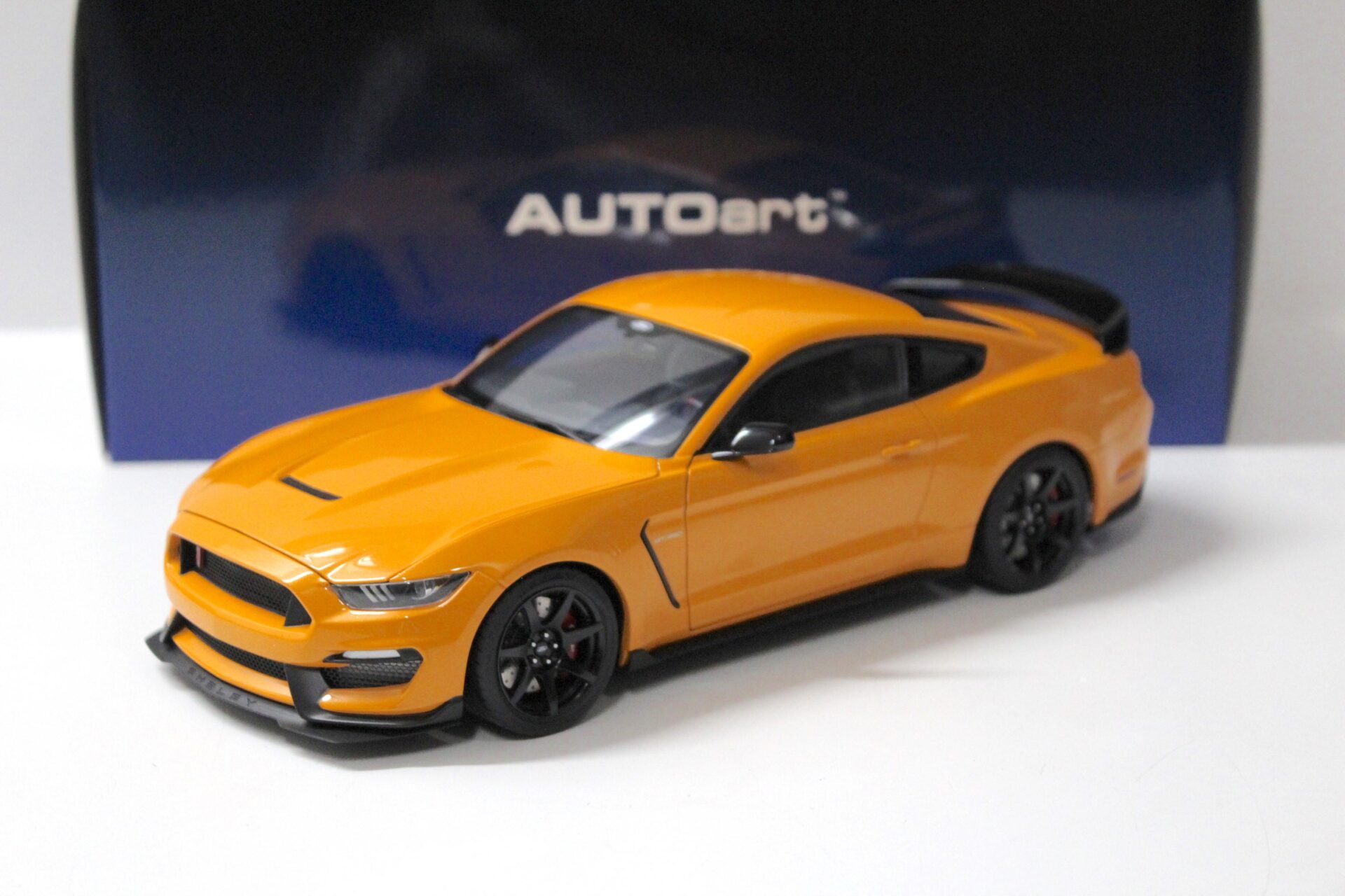 1:18 AUTOart Ford Shelby GT-350R 2017 Fury orange