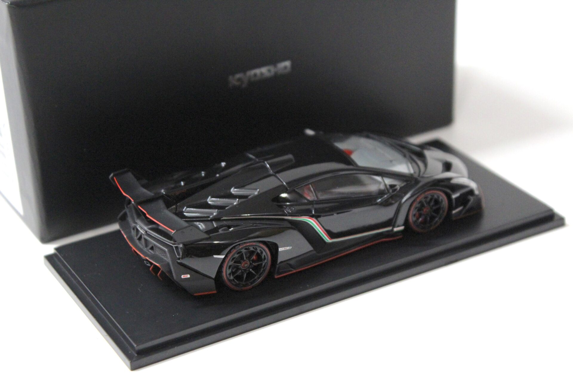 1:43 Kyosho Lamborghini Veneno black/ red line 2013