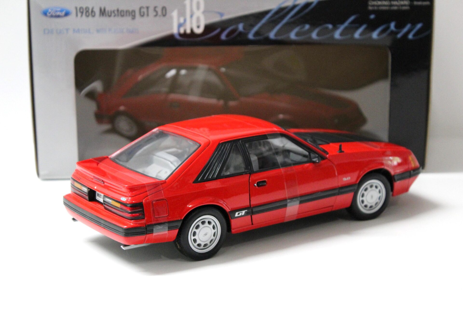 1:18 Welly 1986 Ford Mustang GT 5.0 Coupe red/ black