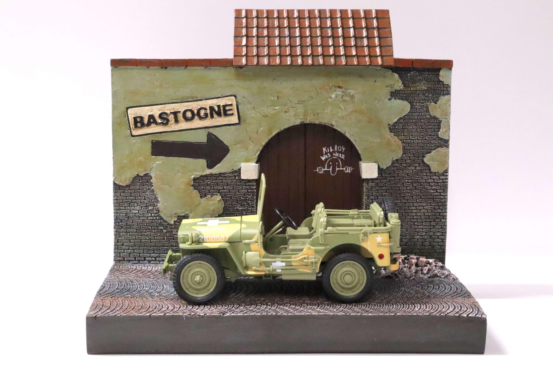 1:18 Auto World Resin Backdrop Diorama "To Bastogne/ Gebäude mit Tor"