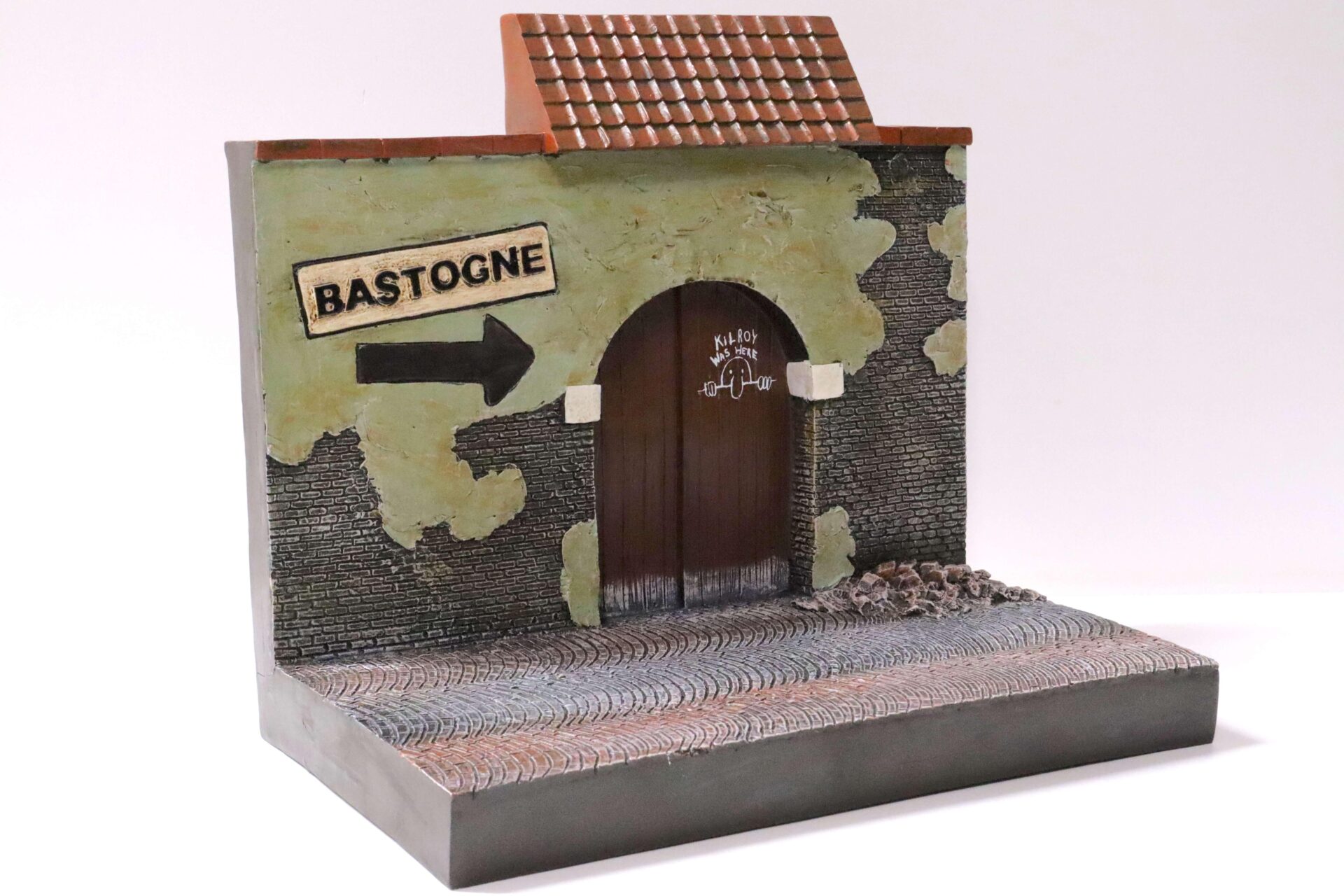 1:18 Auto World Resin Backdrop Diorama "To Bastogne/ Gebäude mit Tor"