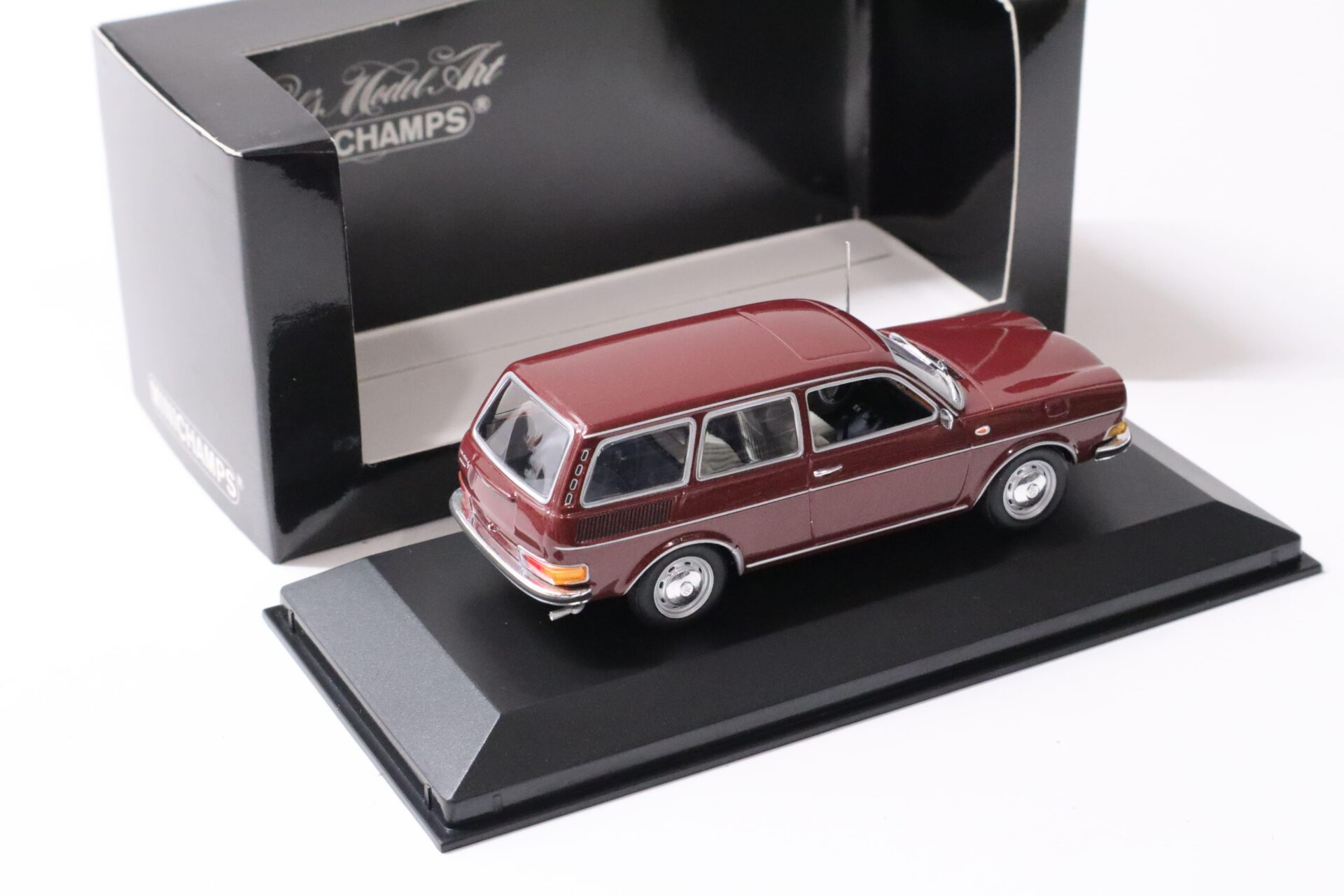 1:43 Minichamps VW 411 LE Variant 1969 Colorado red metallic