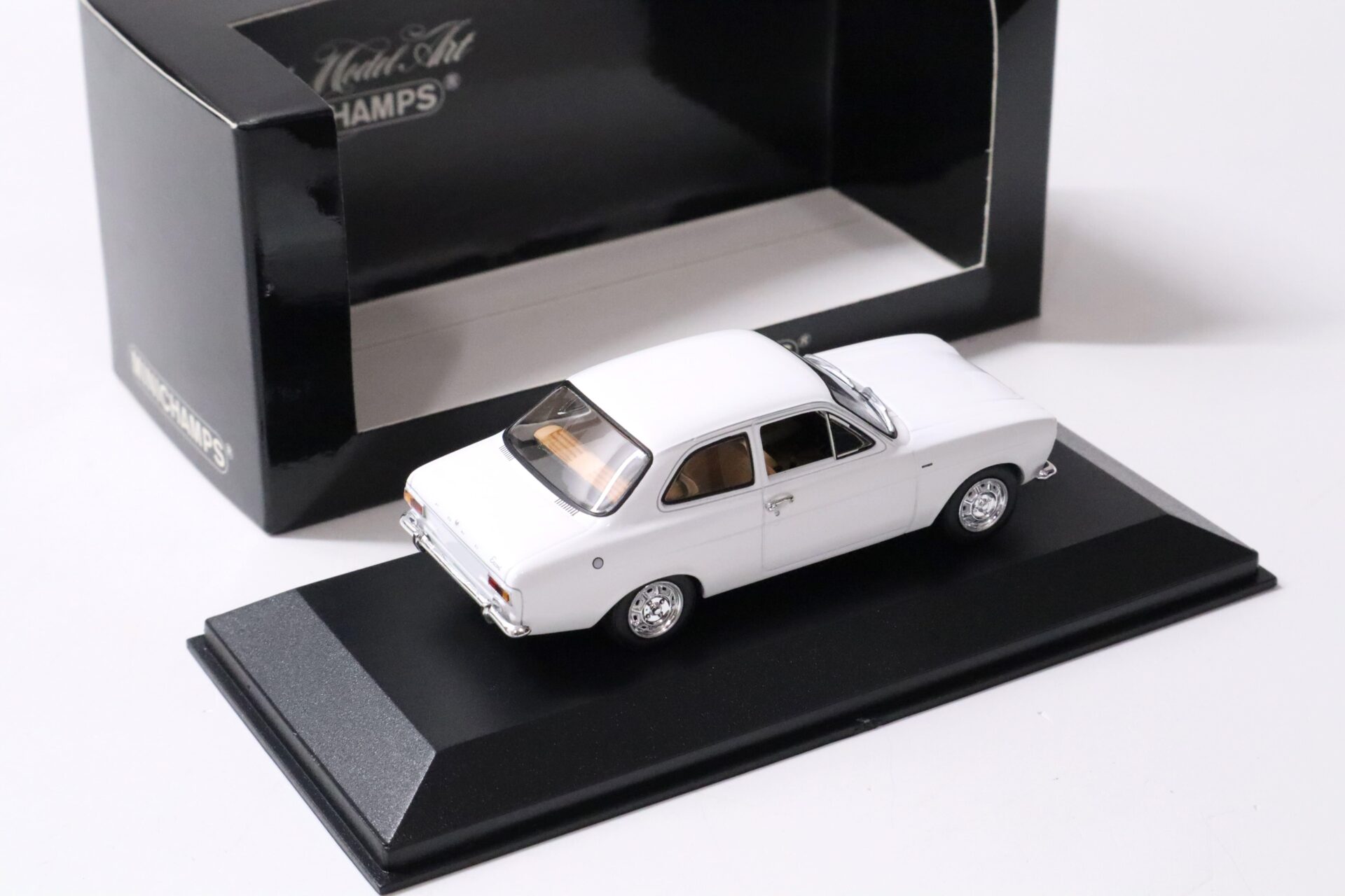 1:43 Minichamps Ford Escort I 1971 LHD white