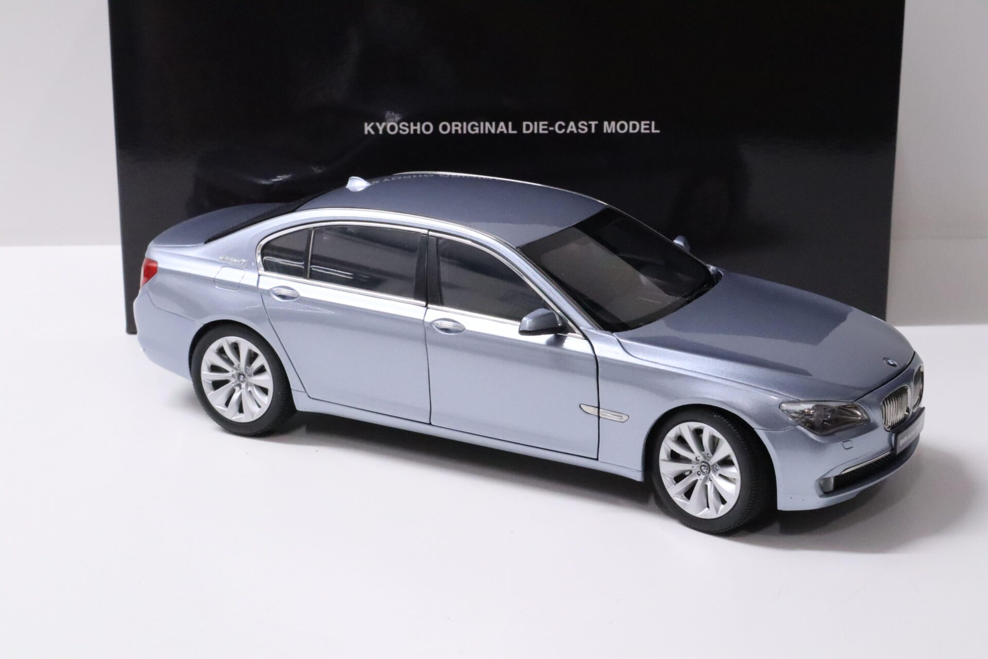 1:18 Kyosho BMW 7 Series F02 Active Hybrid 7 Blue Water metallic
