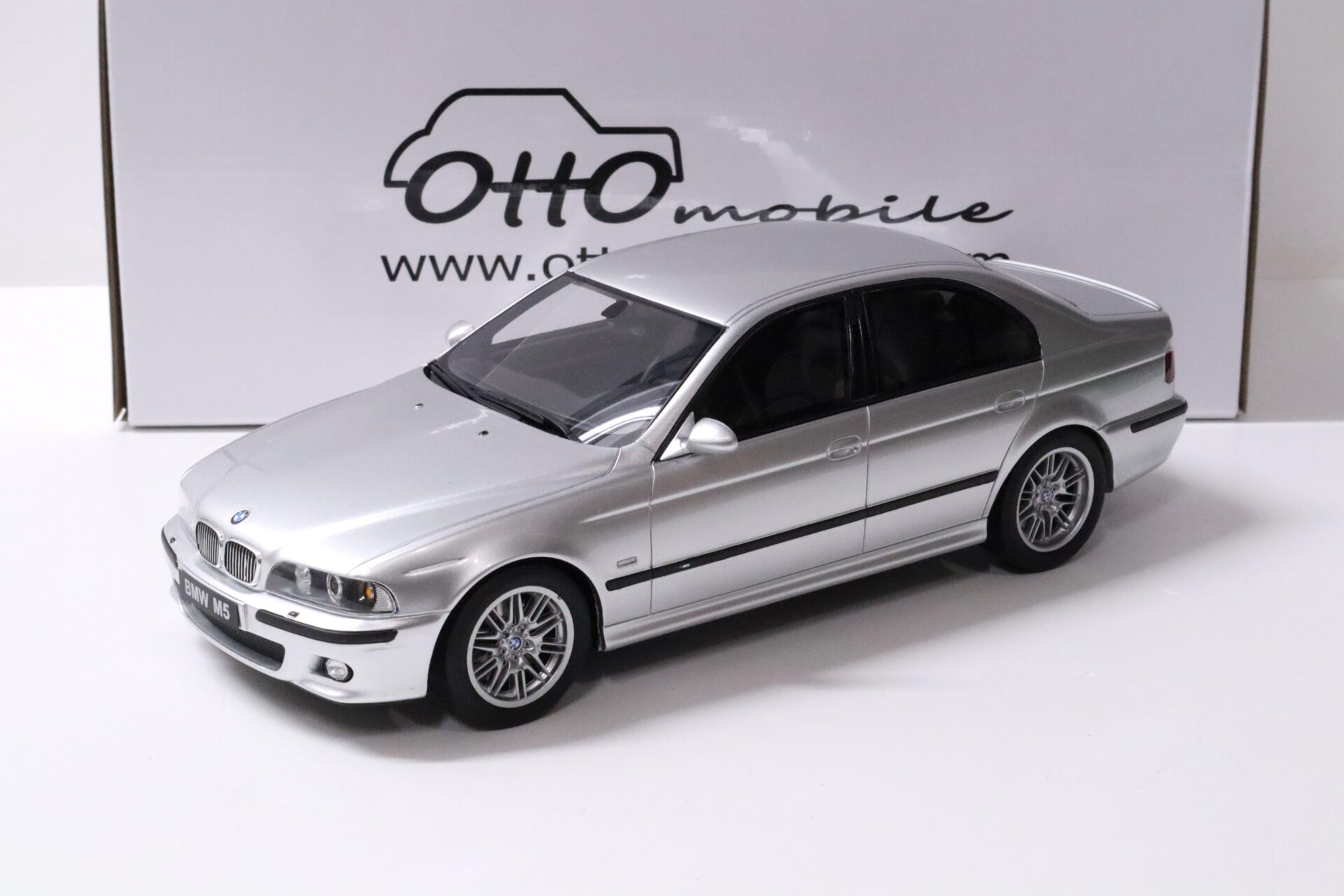 1:18 OTTO mobile OT747 BMW M5 E39 Limousine Titanium silver 2002