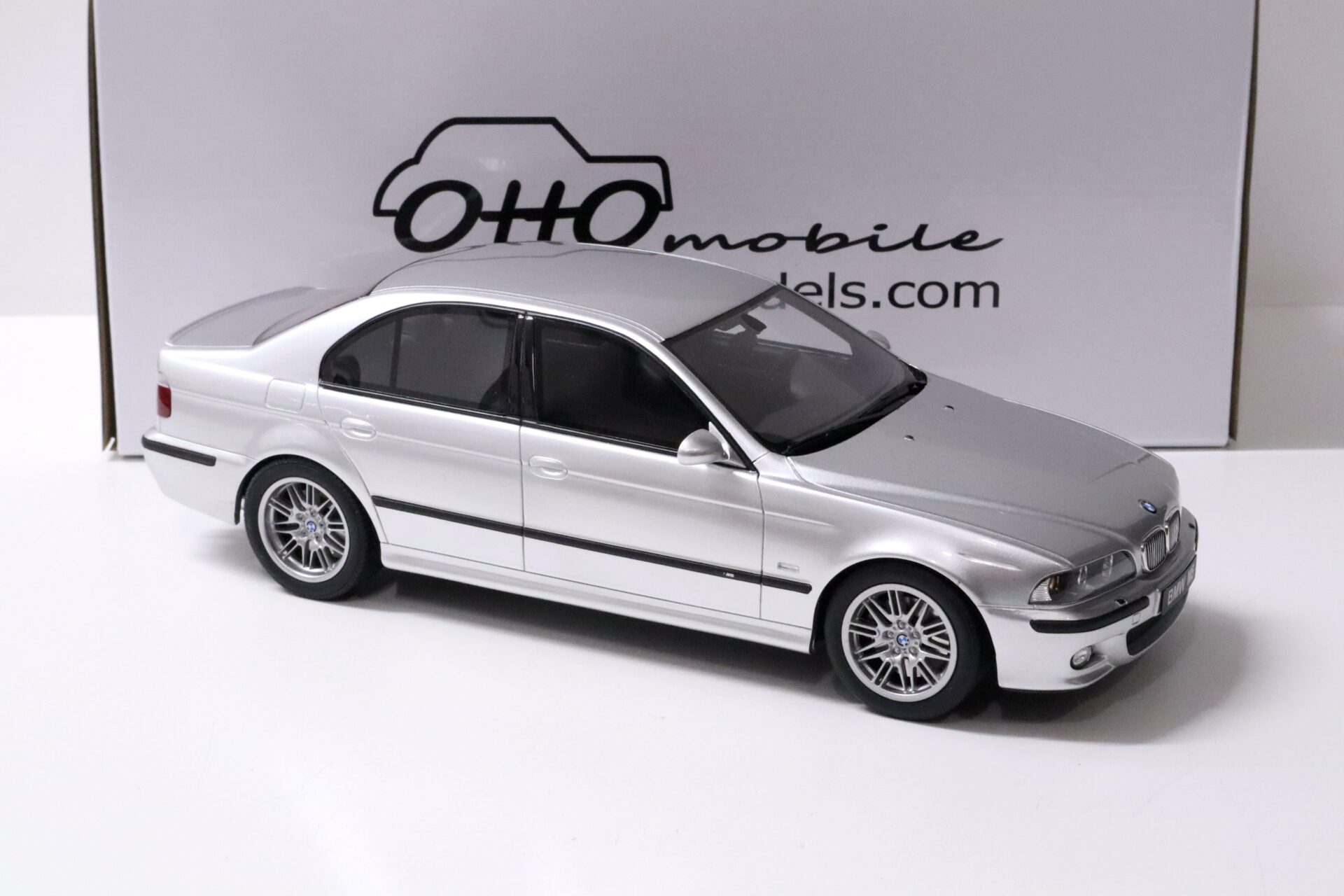 1:18 OTTO mobile OT747 BMW M5 E39 Limousine Titanium silver 2002