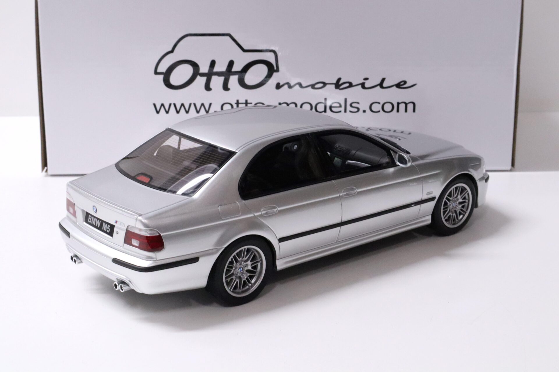 1:18 OTTO mobile OT747 BMW M5 E39 Limousine Titanium silver 2002