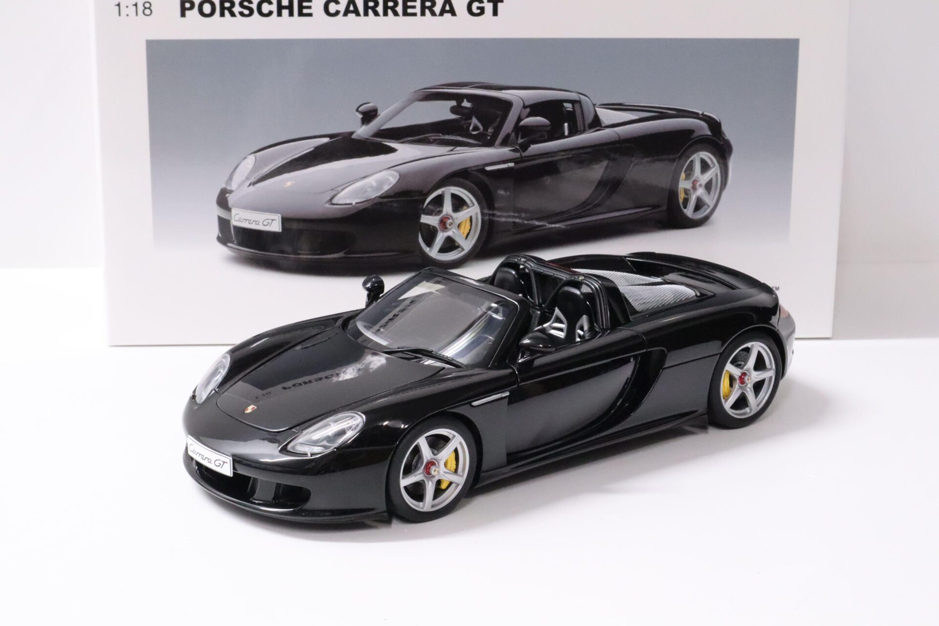 1:18 AUTOart Porsche Carrera GT black with black interior
