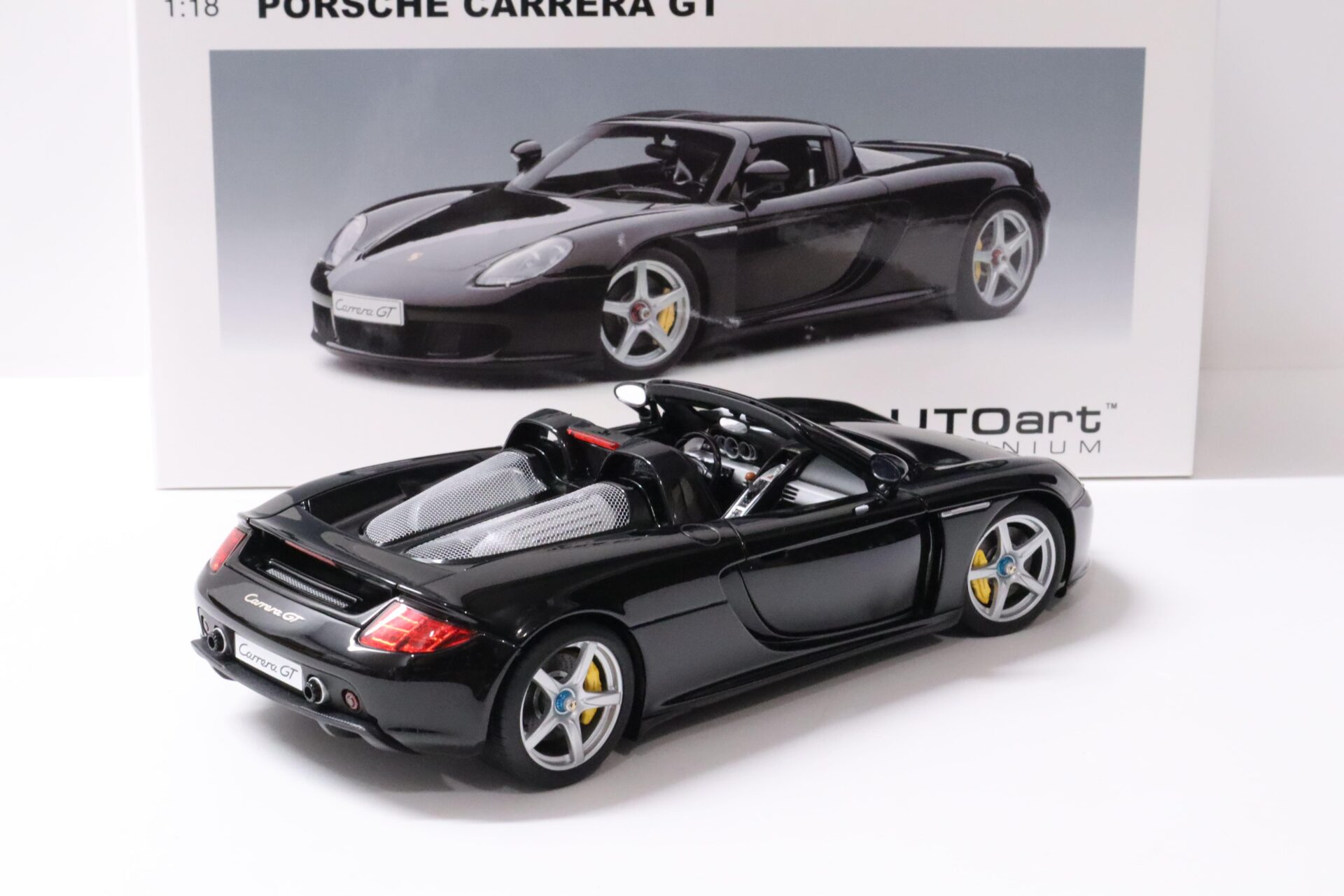 1:18 AUTOart Porsche Carrera GT black with black interior
