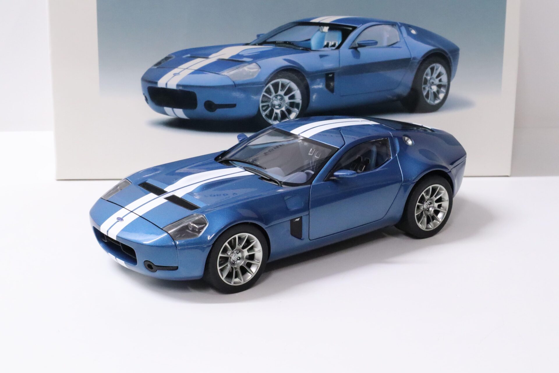 1:18 AUTOart Ford Shelby GR-1 Concept Guardsman blue/ white stripes
