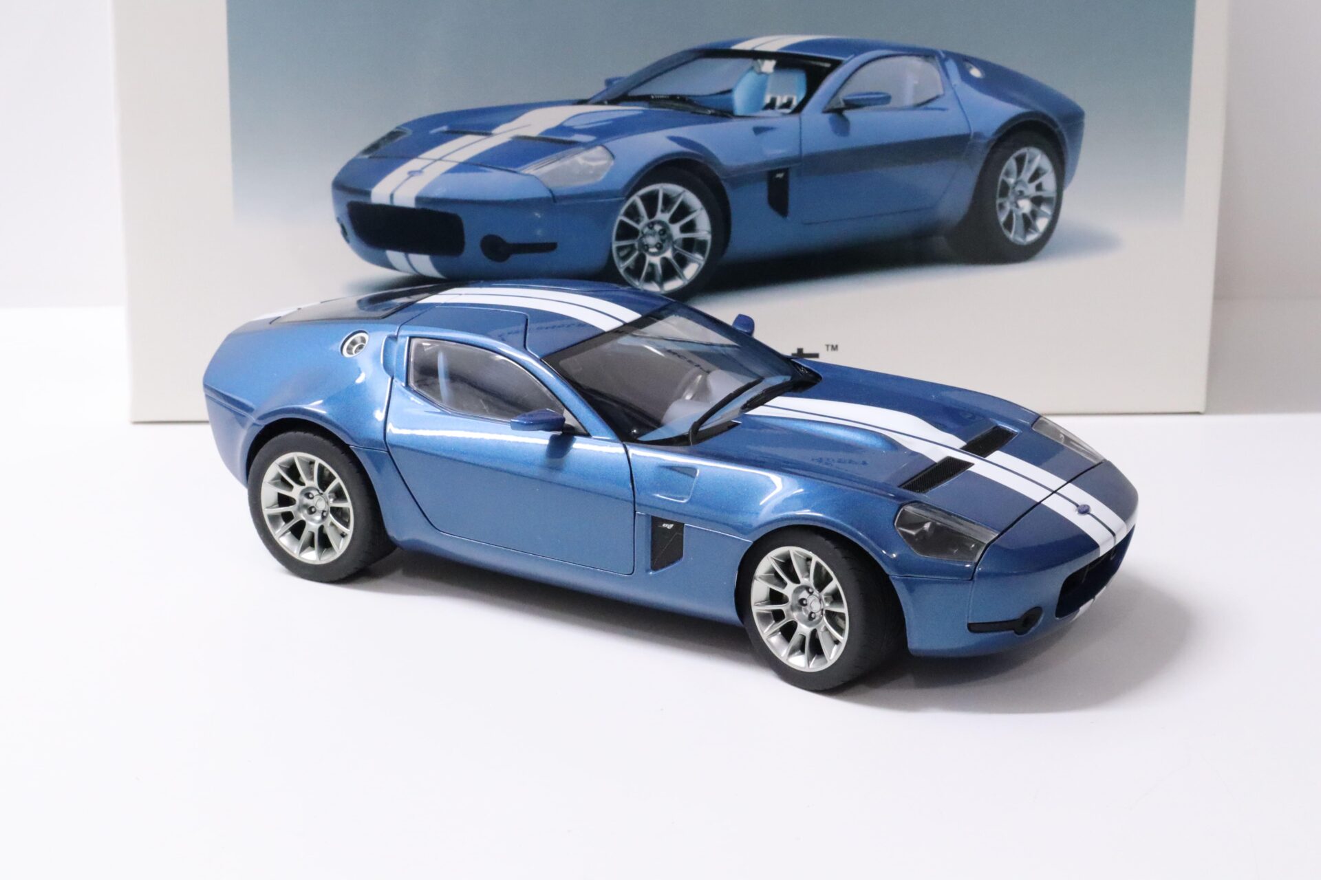 1:18 AUTOart Ford Shelby GR-1 Concept Guardsman blue/ white stripes
