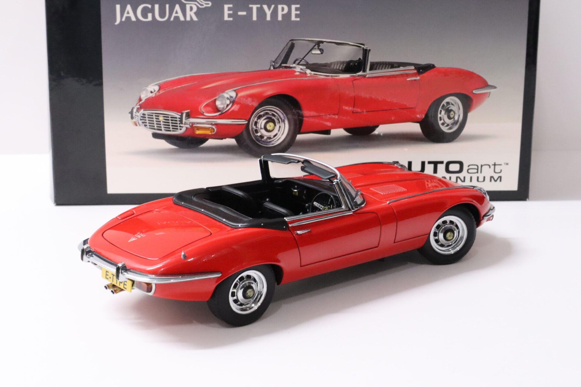 1:18 AUTOart Jaguar E-Type Roadster Series III V12 red
