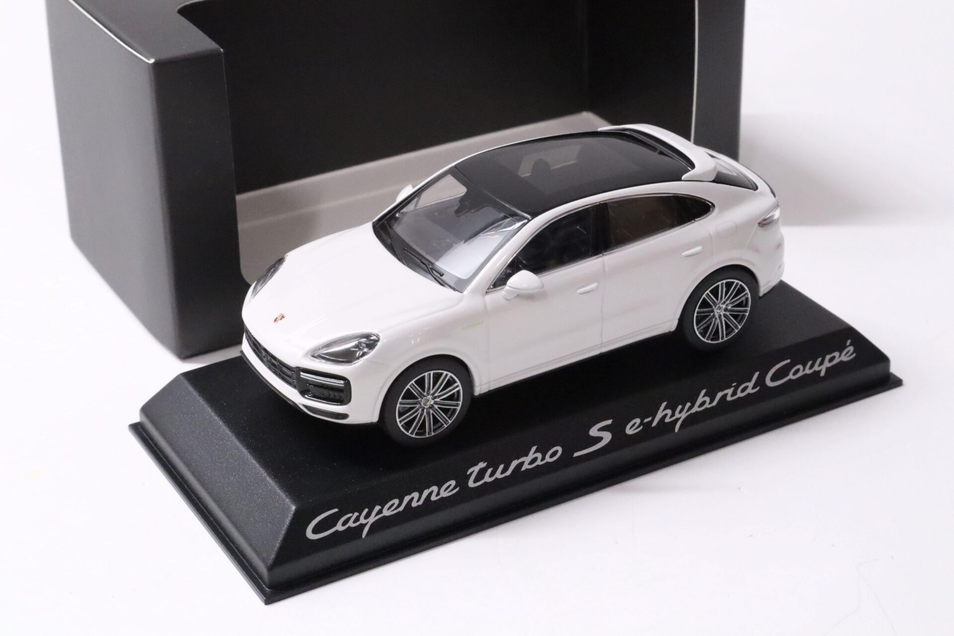 ID 58474 orig 1.jpg 1:43 Norev Porsche Cayenne Turbo S Coupe E-Hybrid white DEALER VERSION SALE%%%