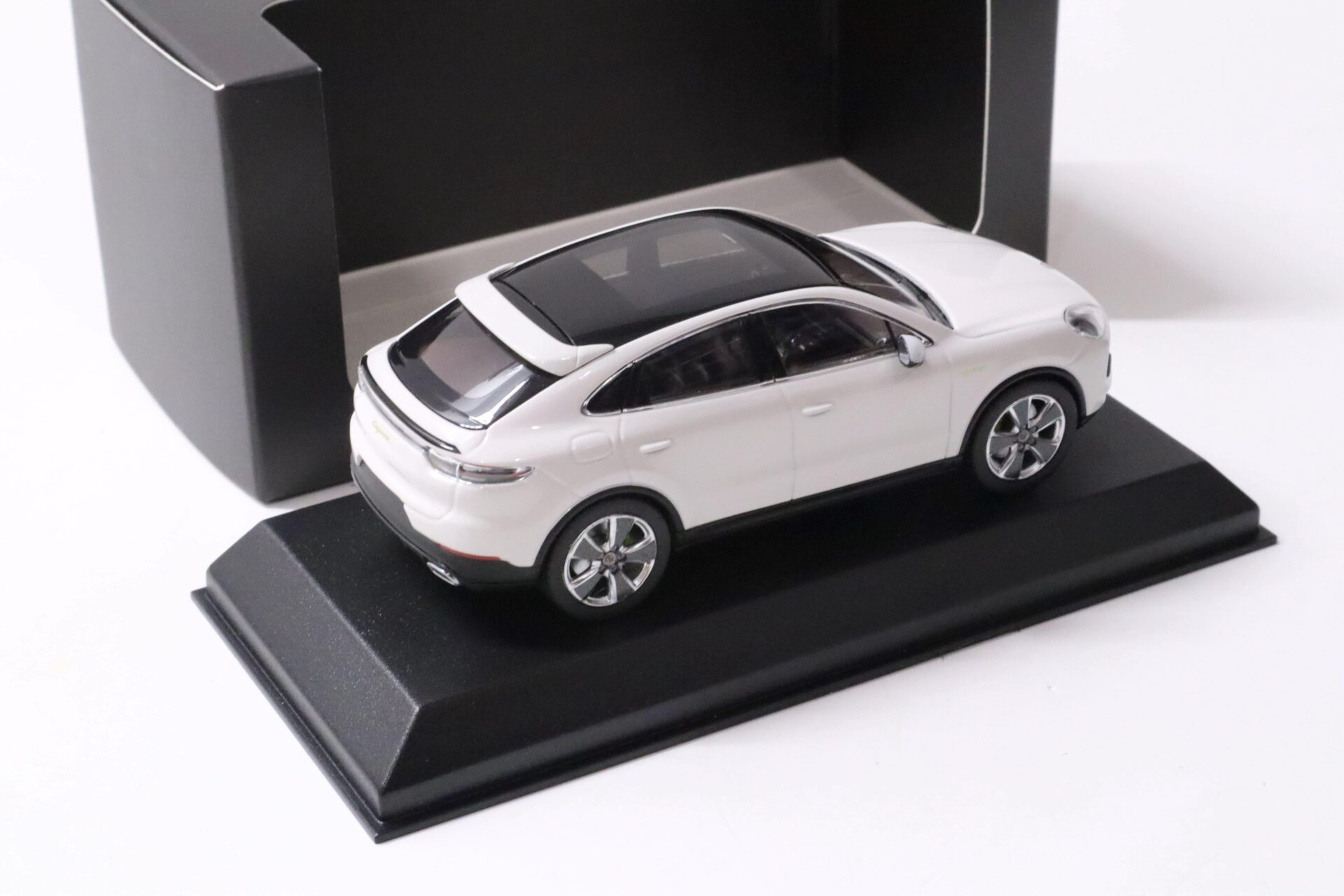 1:43 Norev Porsche Cayenne Coupe E-Hybrid white DEALER VERSION SALE%%%