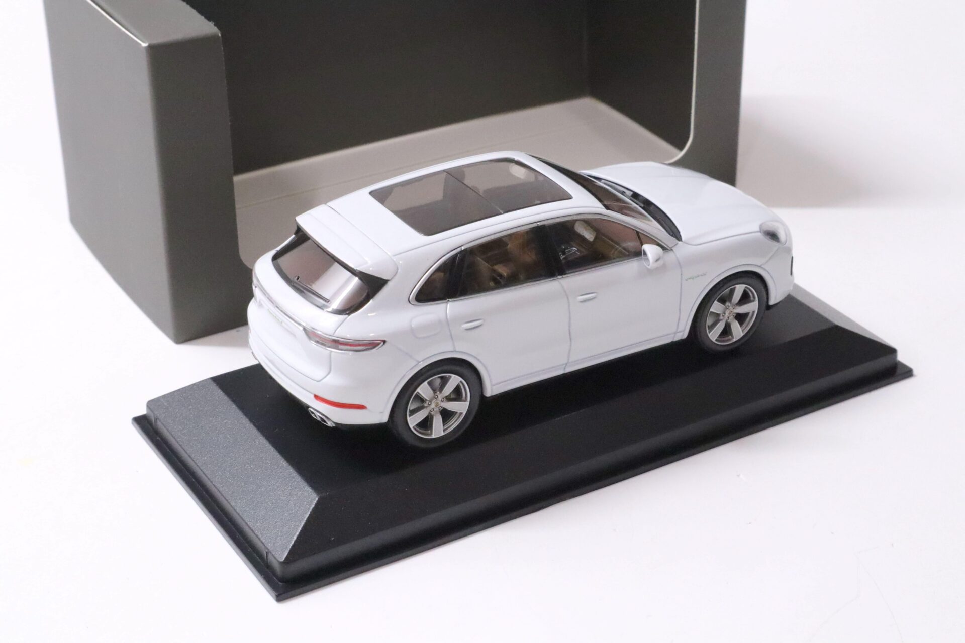 1:43 Minichamps Porsche Cayenne Turbo S E-Hybrid white DEALER VERSION SALE%%%