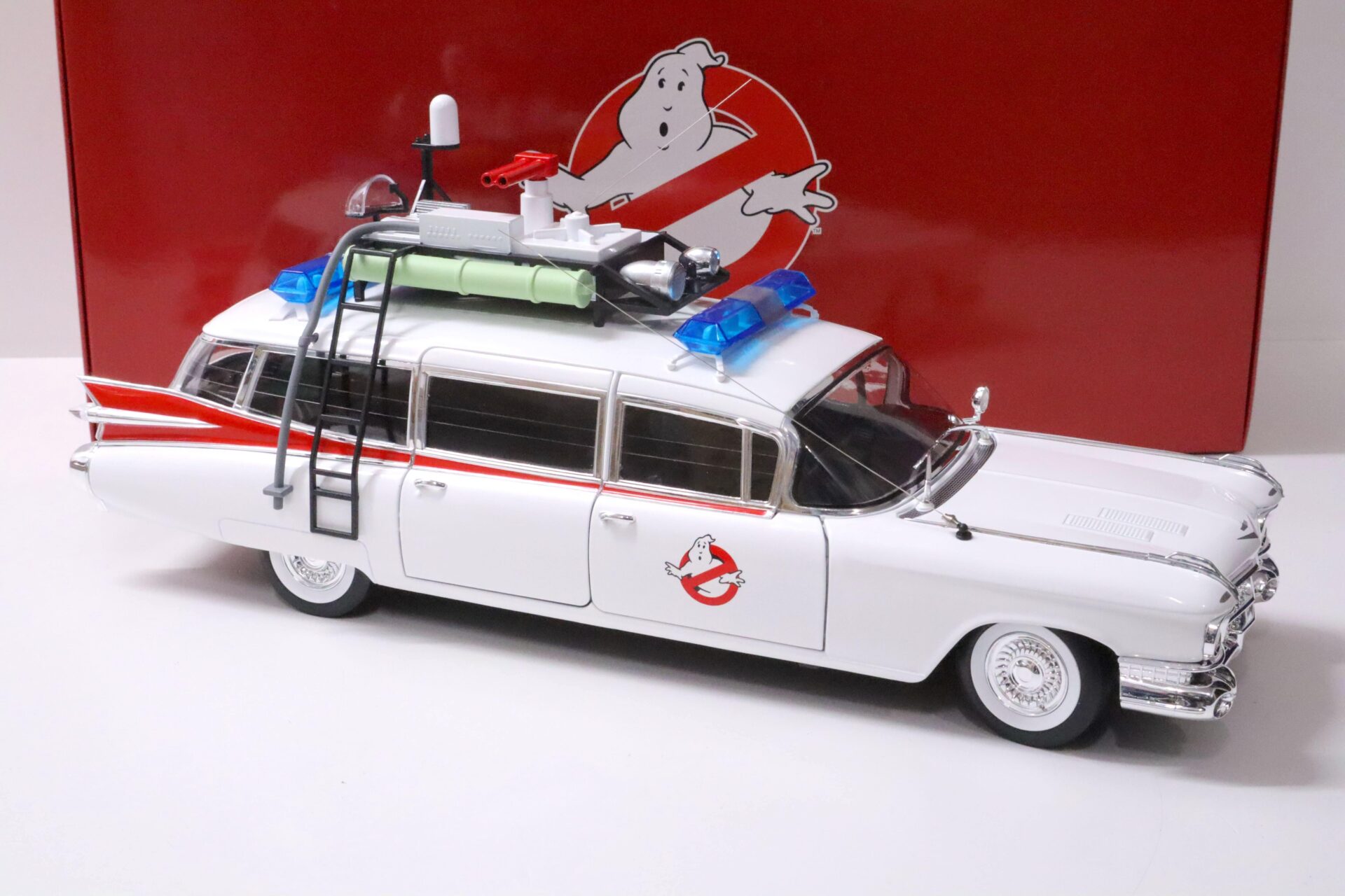 1:18 Hot Wheels 1959 Cadillac Miller GHOSTBUSTERS ECTO-1 white Movie Car