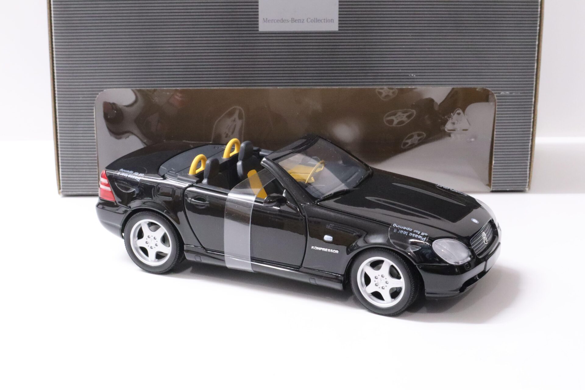 1:18 UT Models Mercedes SLK 230 AMG Convertible black-metallic DEALER VERSION