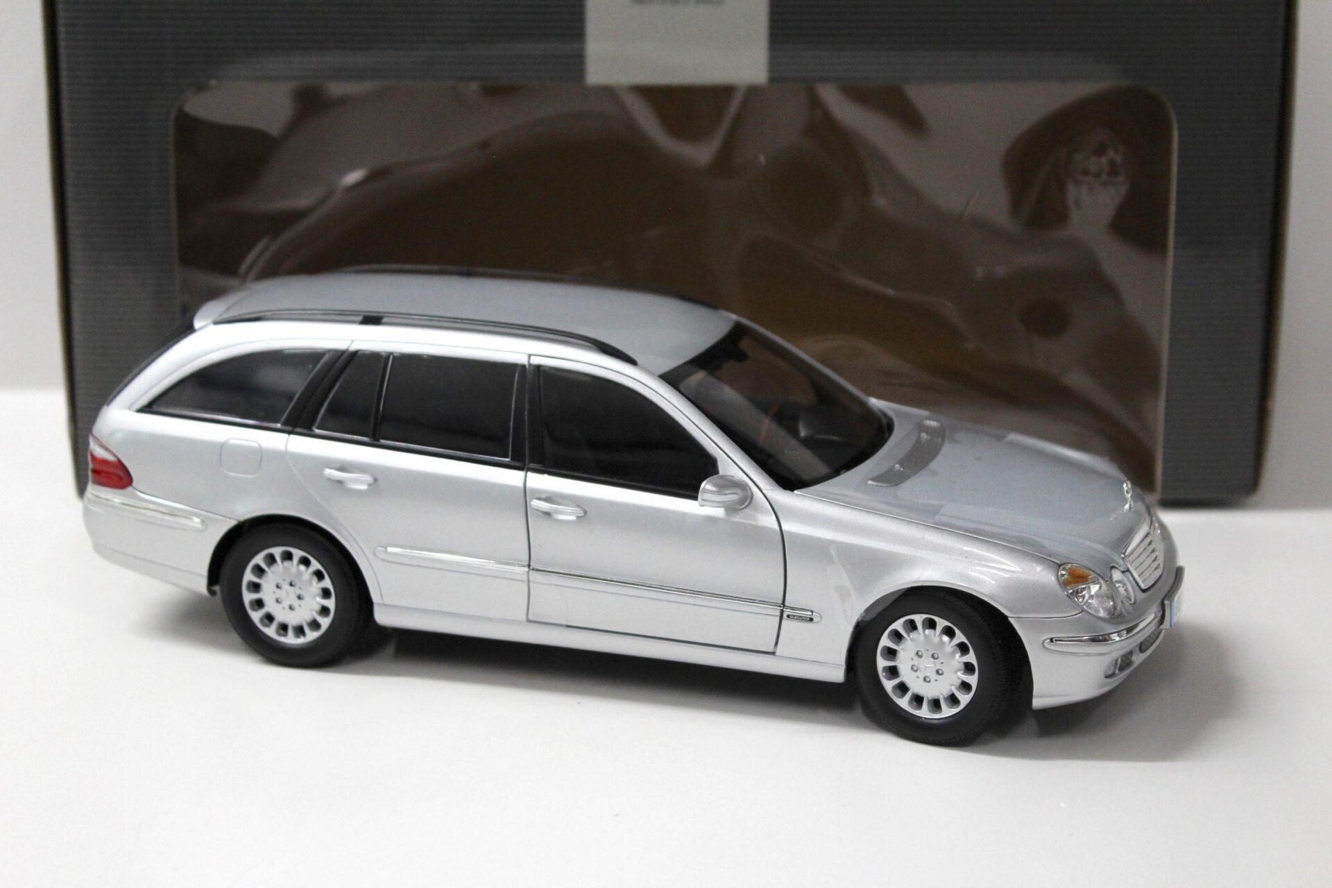 1:18 Kyosho Mercedes E320 E-Klasse T-Modell W211 silver DEALER VERSION