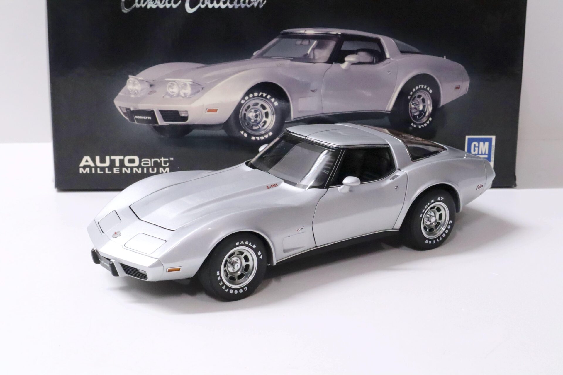 ID 58589 orig 1.jpg 1:18 AUTOart Chevrolet Corvette 1978 "25TH Anniversary Edition" Titanium silver