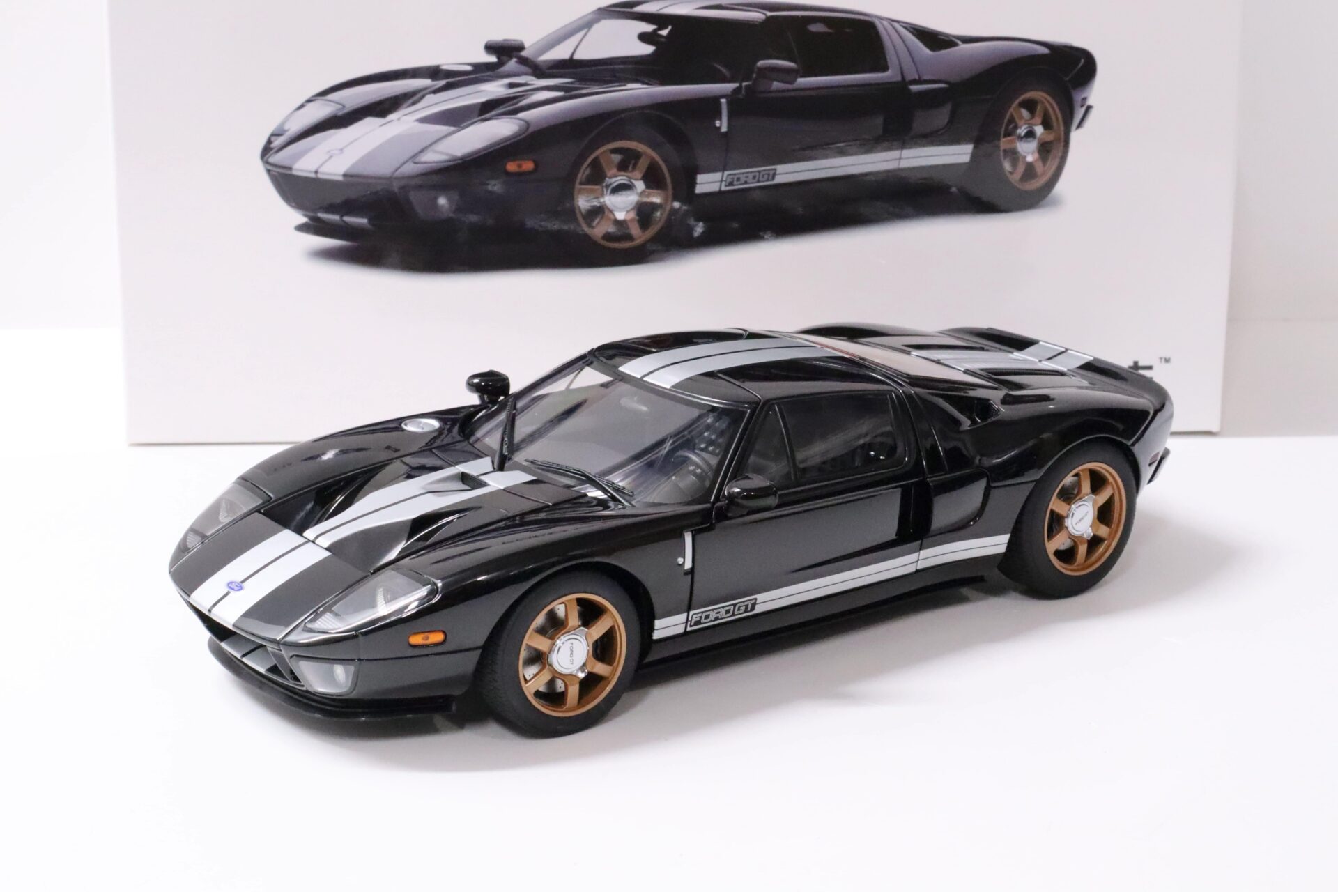 1:18 AUTOart Ford GT 2004 black/ white stripes
