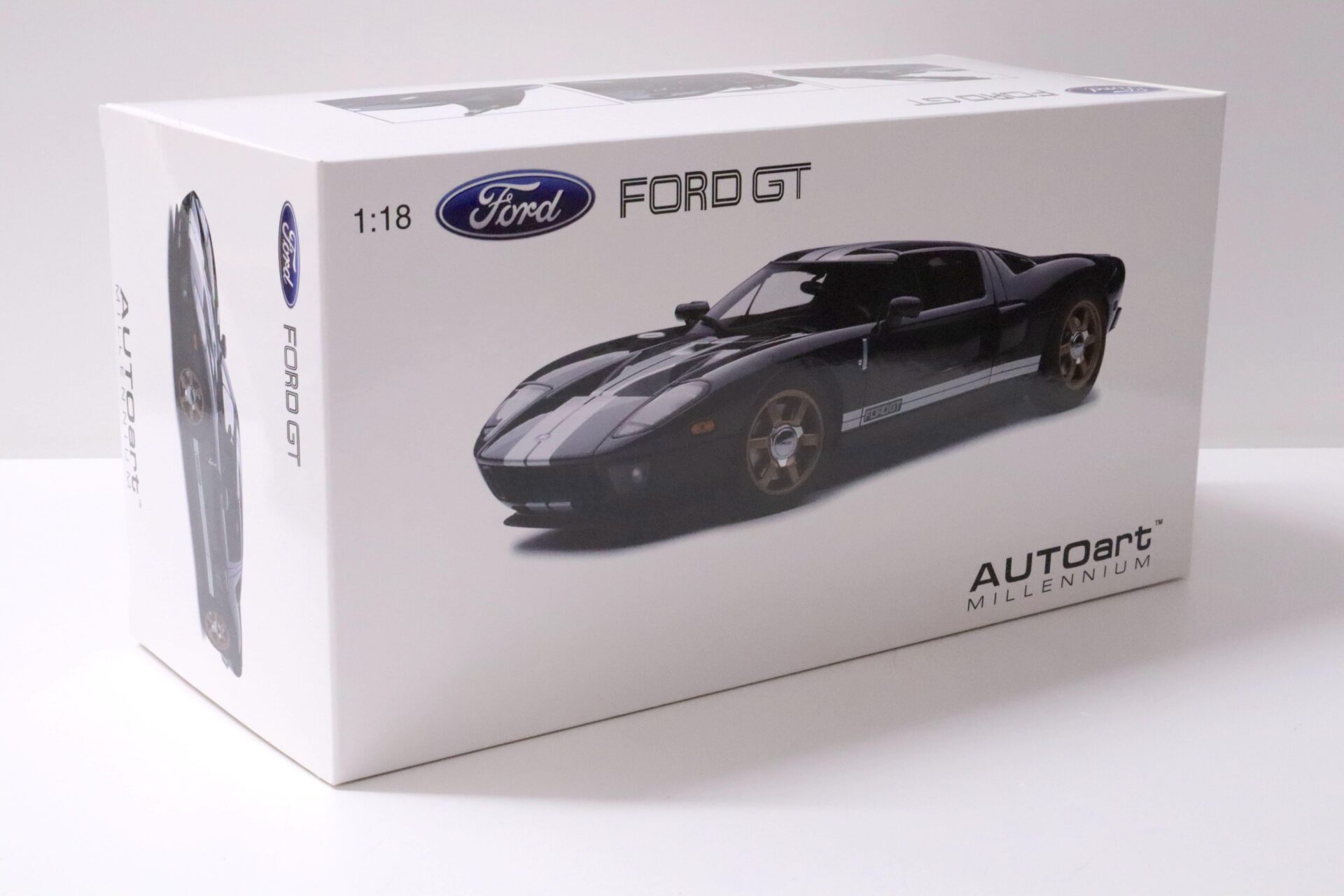 1:18 AUTOart Ford GT 2004 black/ white stripes