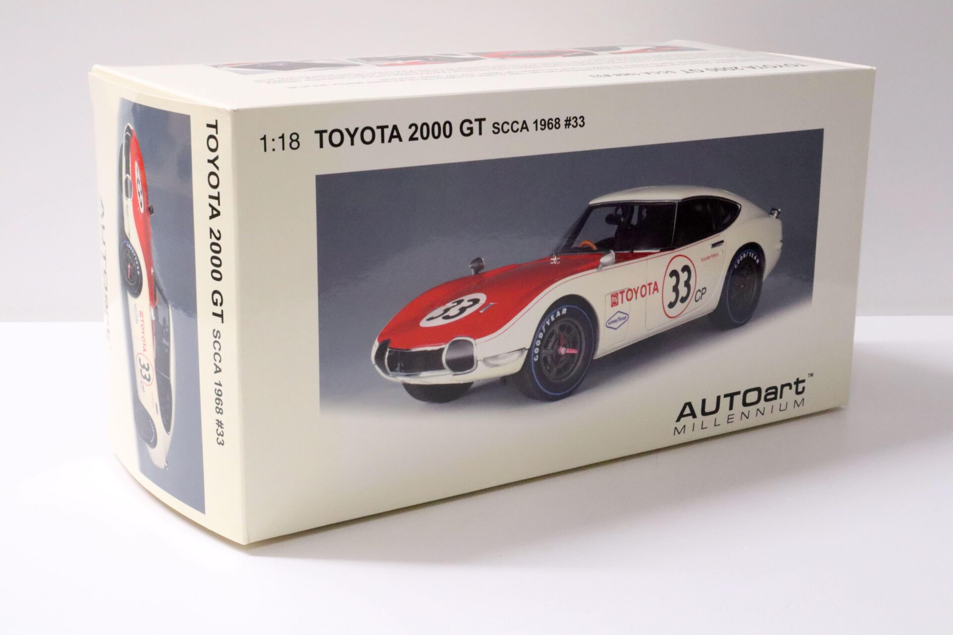 1:18 AUTOart Toyota 2000 GT Coupe SCCA 1968 white/ red #33 DIE-CAST