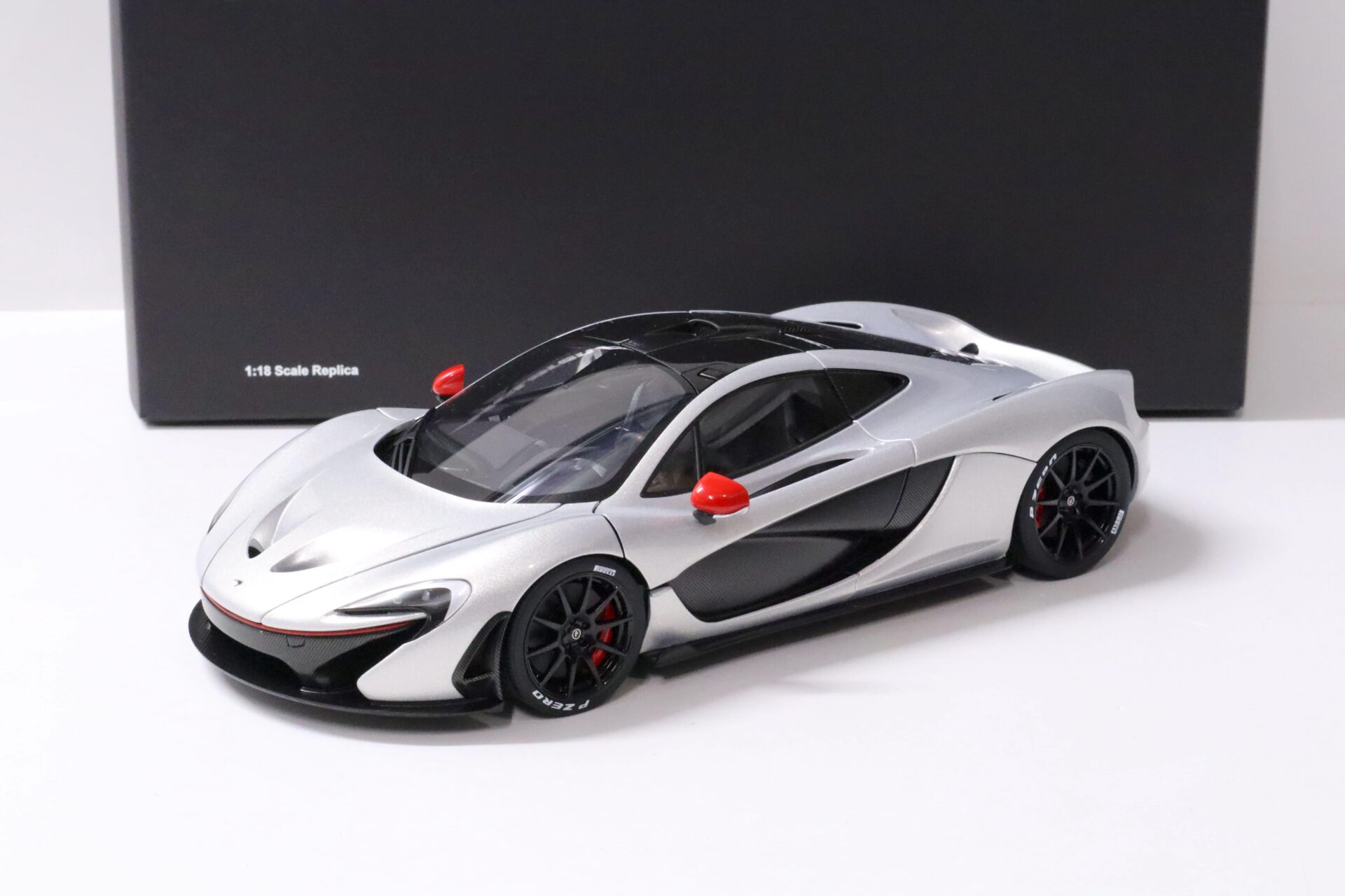 ID 58633 orig.jpg 1:18 AUTOart McLaren P1 (2013) Ice silver metallic
