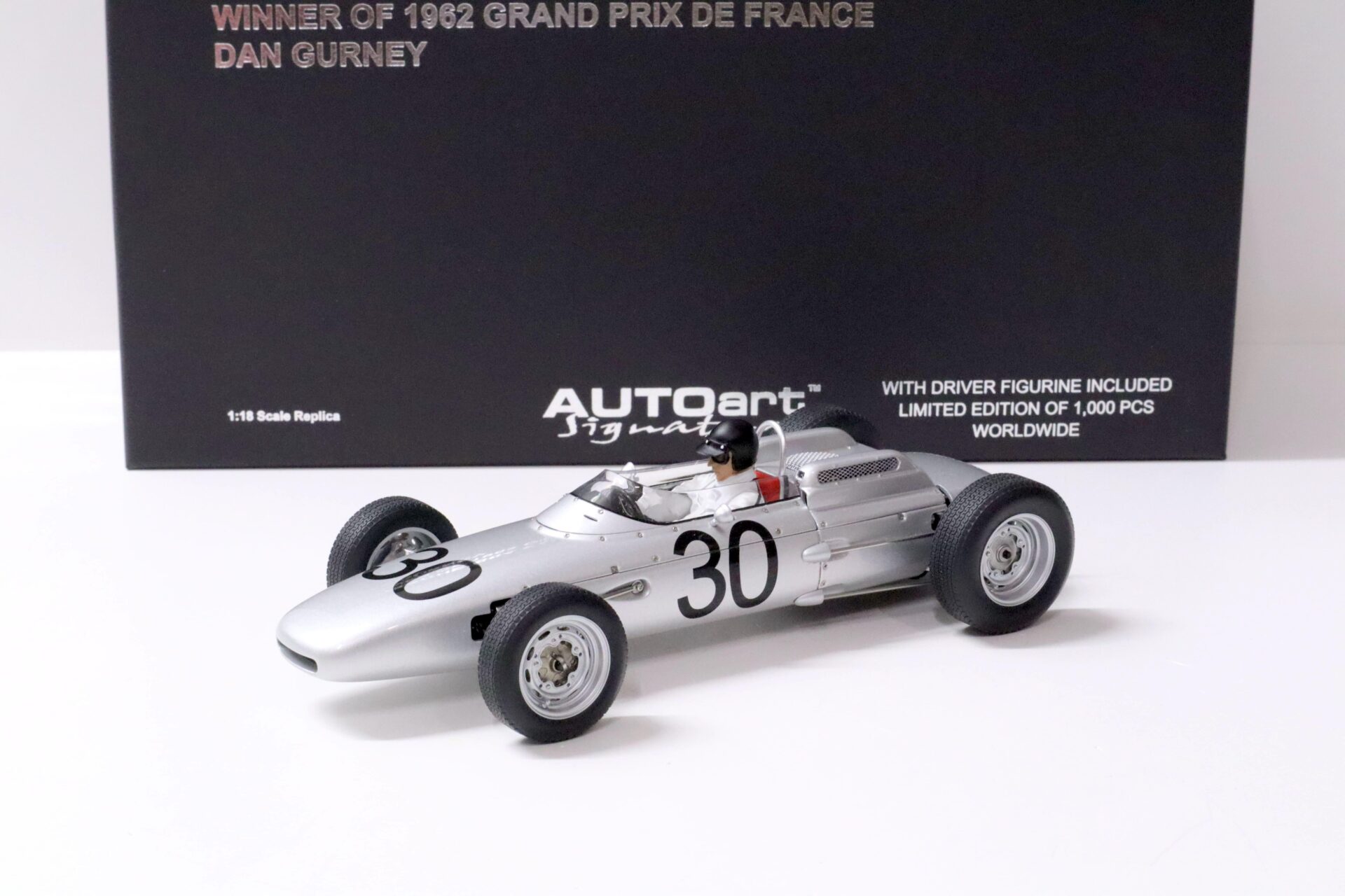 ID 58865 orig 1.jpg 1:18 AUTOart Porsche 804 Formula 1 Winner of 1962 GP De France Gurney #30 with driver
