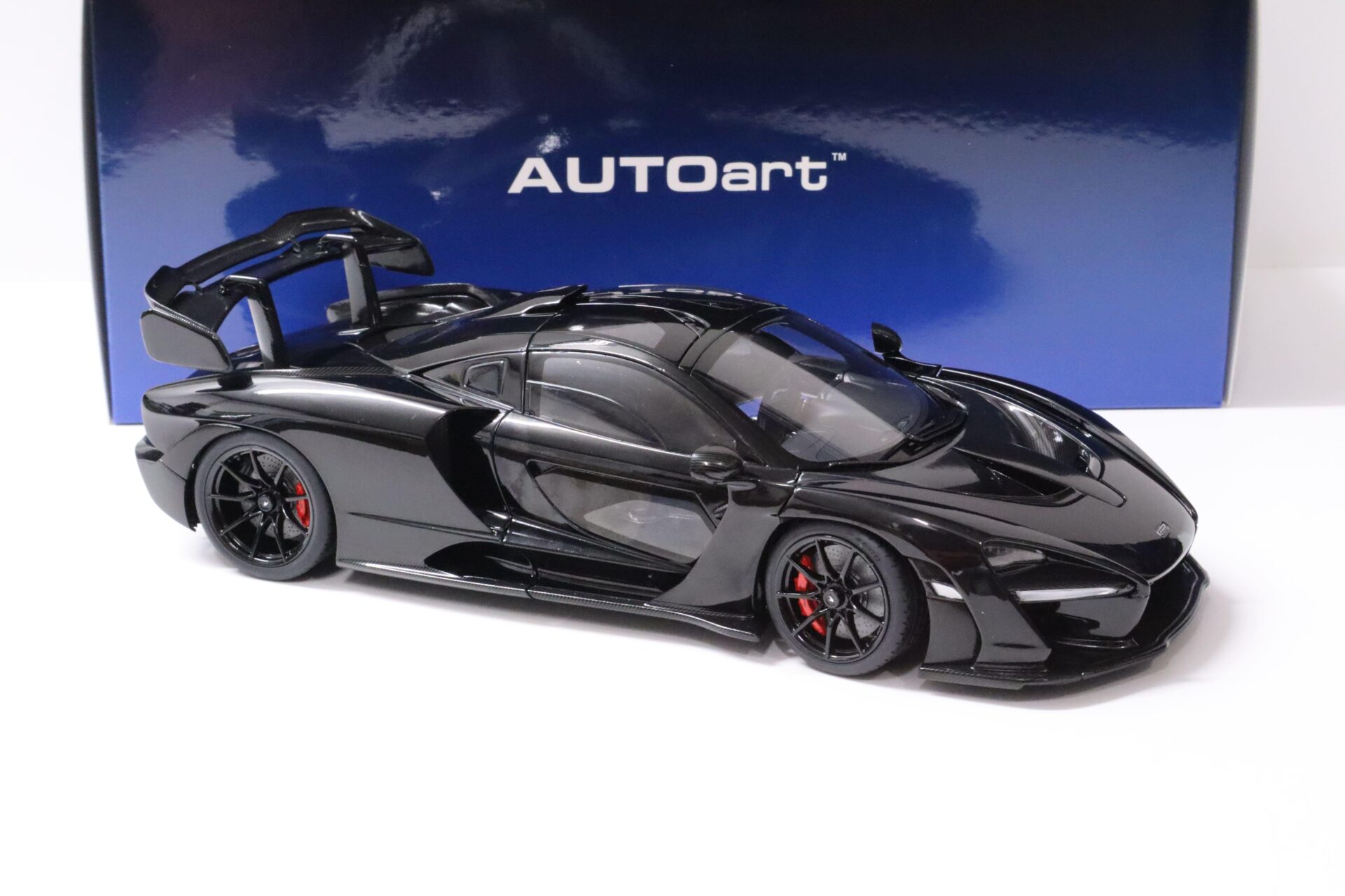 1:18 AUTOart McLAREN Senna 2018 Stealth Cosmo/ black
