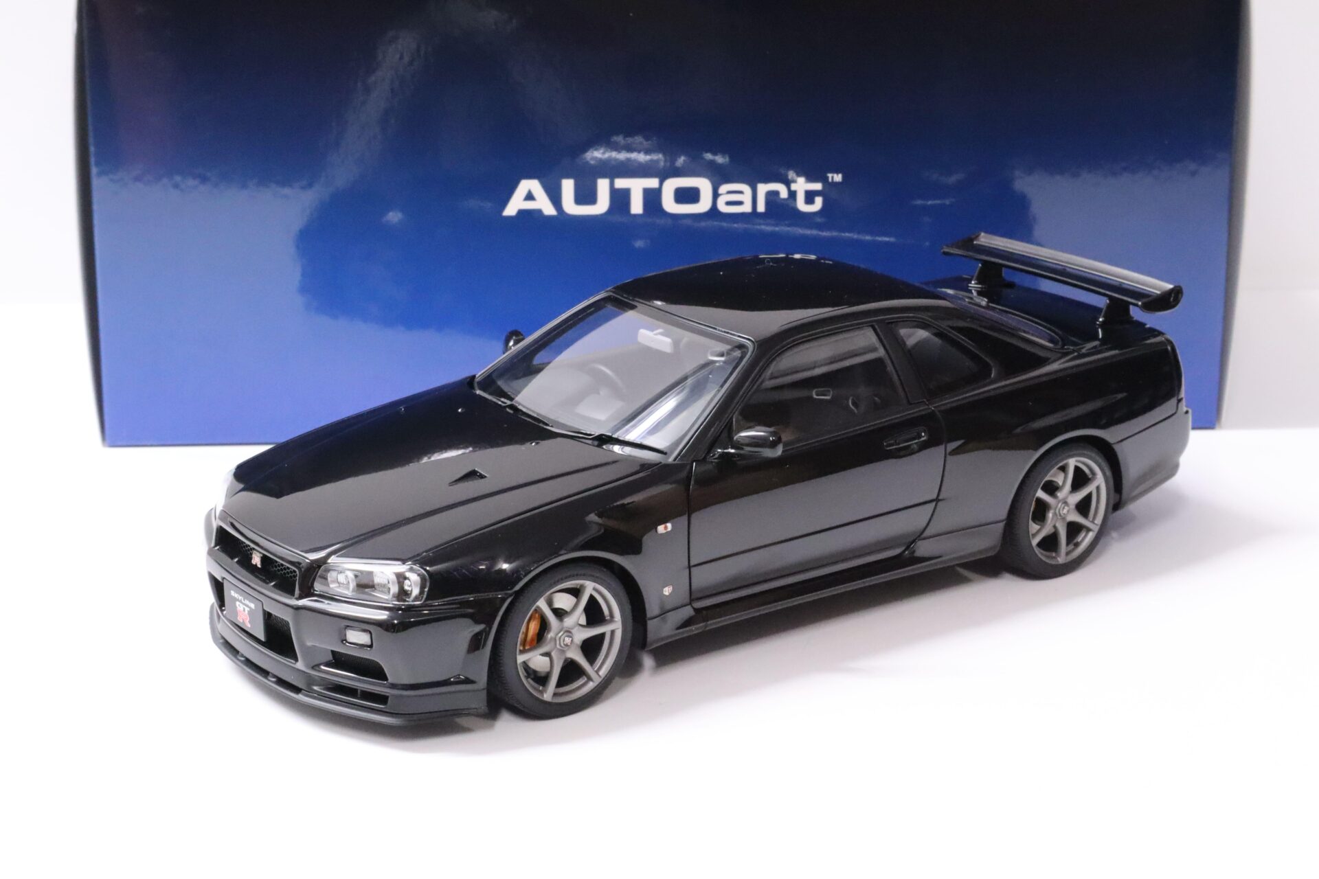 ID 58945 orig 1.jpg 1:18 AUTOart Nissan Skyline GT-R (R34) V-SPEC II Black Pearl 2001