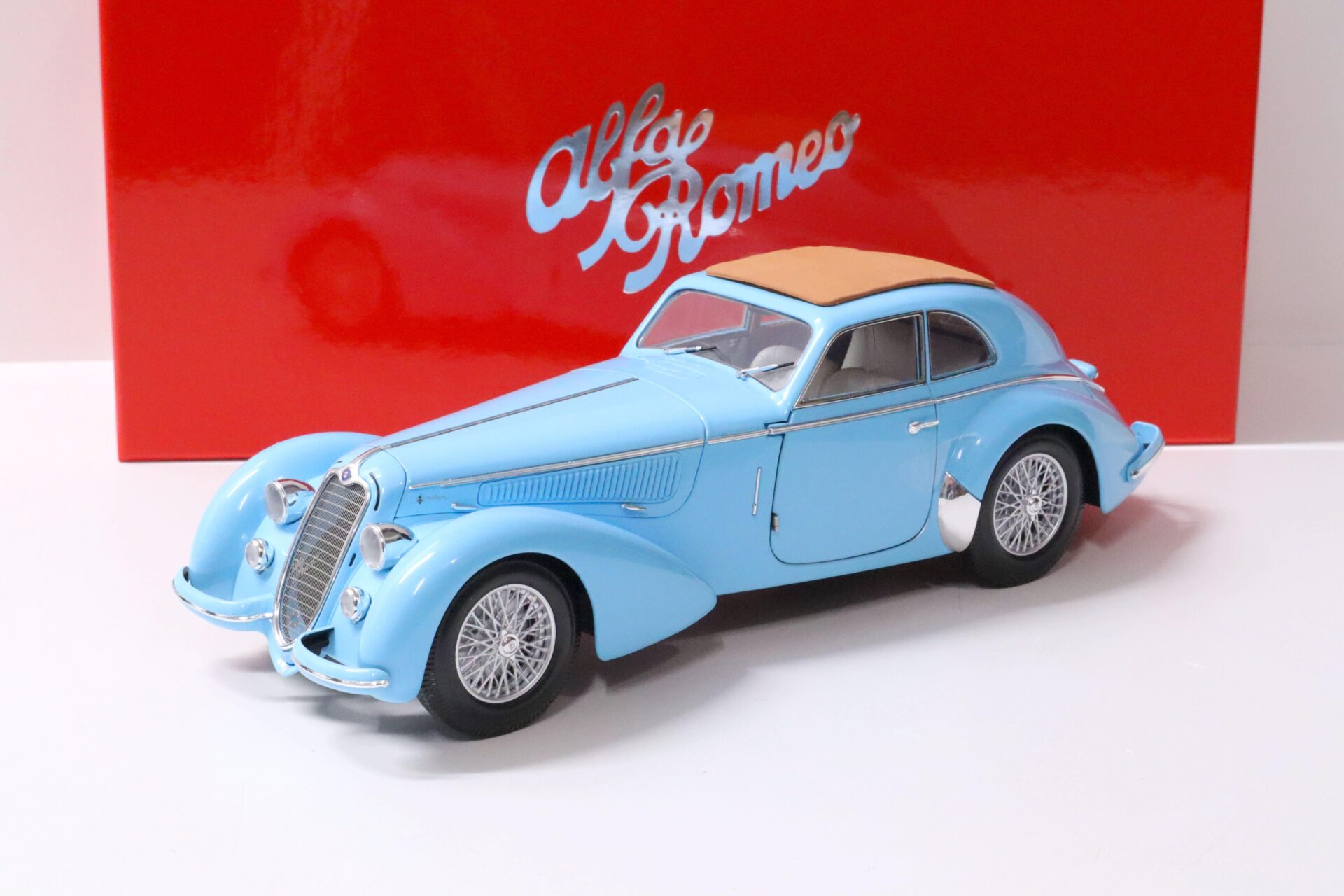 ID 59058 orig.jpg 1:18 Minichamps Alfa Romeo 8C 2900B Lungo 1938 light blue