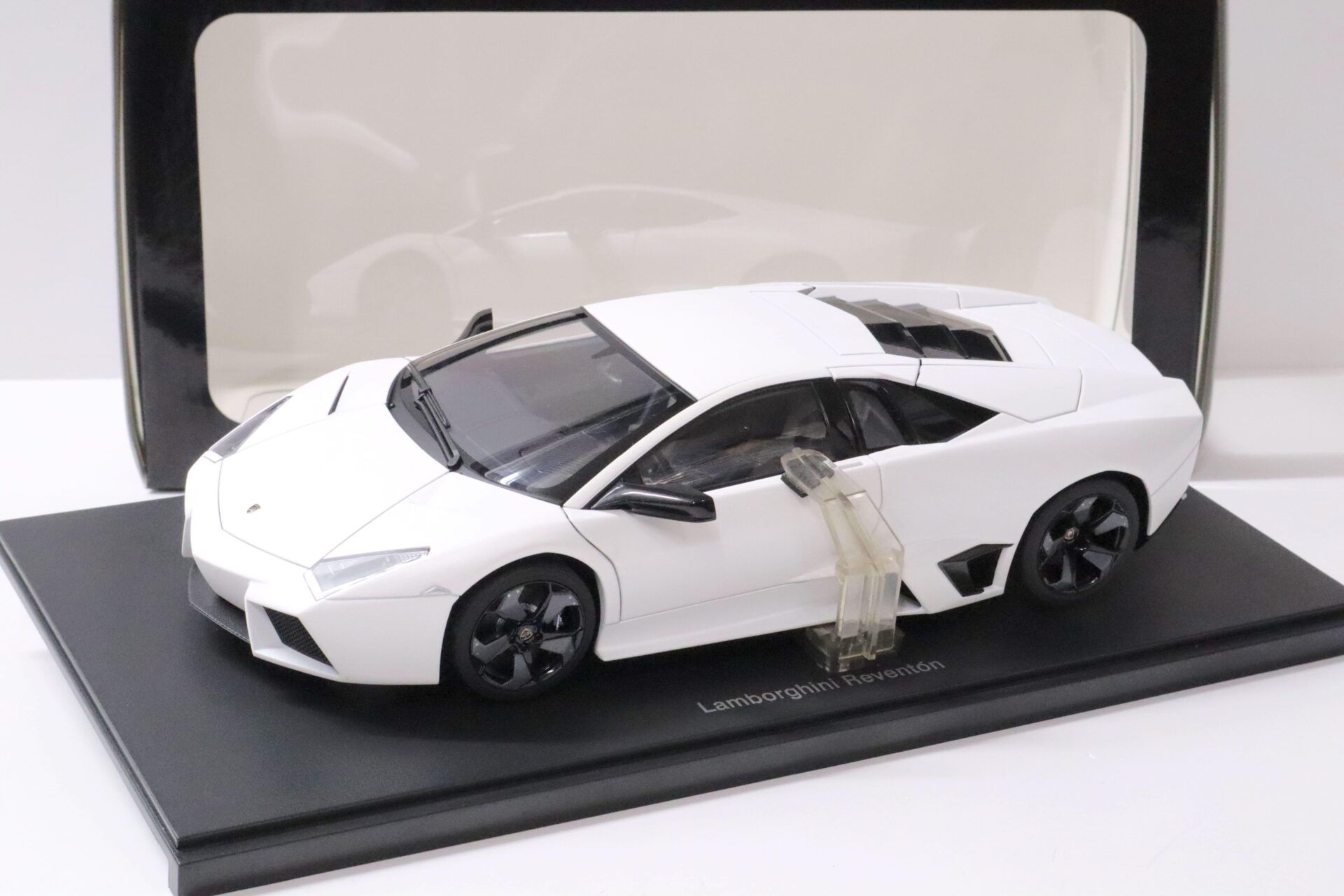 ID 59166 orig 1.jpg 1:18 AUTOart Lamborghini Reventon matt white