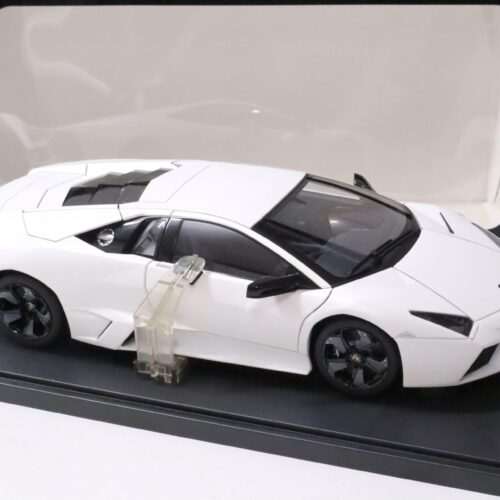1:18 AUTOart Lamborghini Reventon matt white