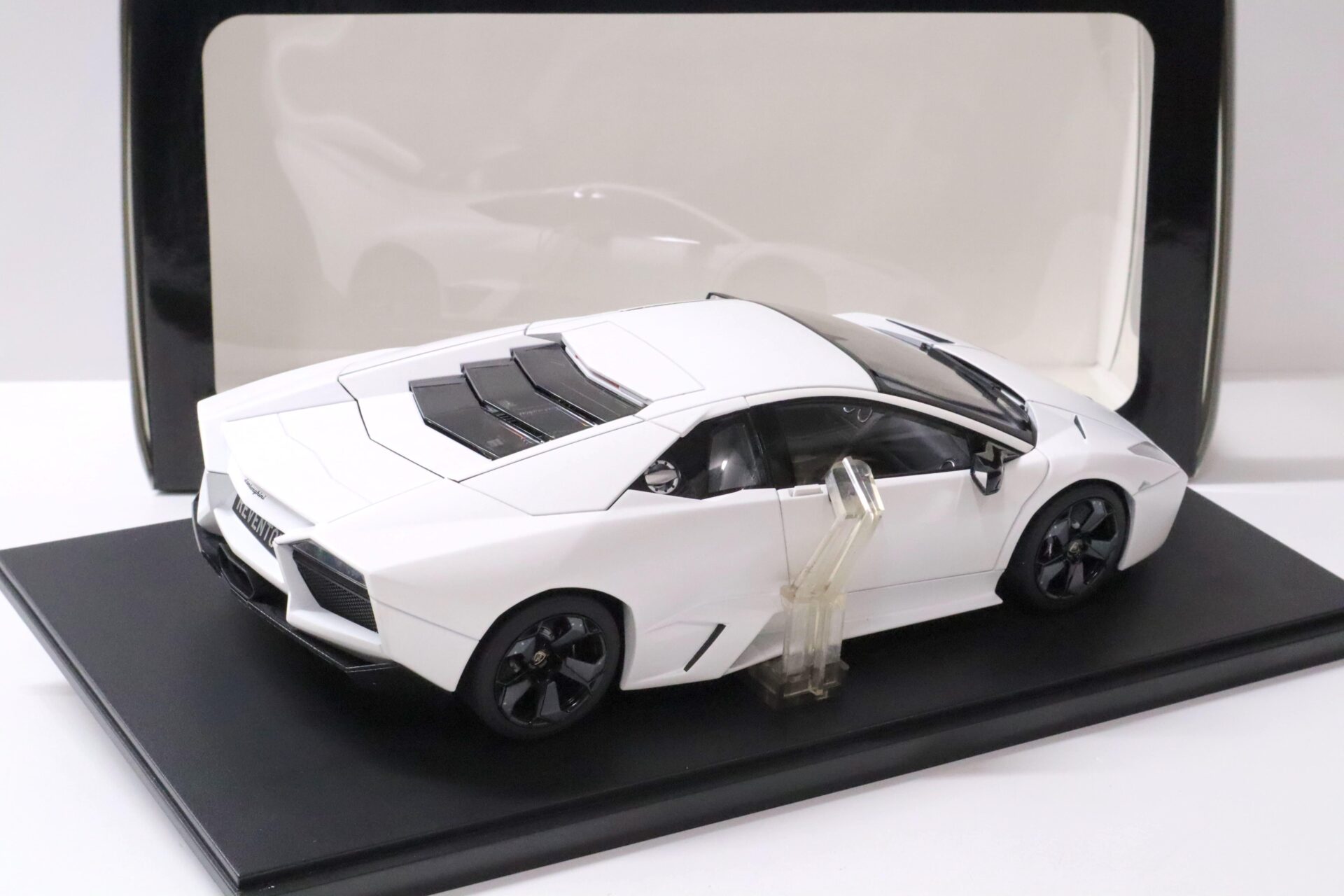 1:18 AUTOart Lamborghini Reventon matt white