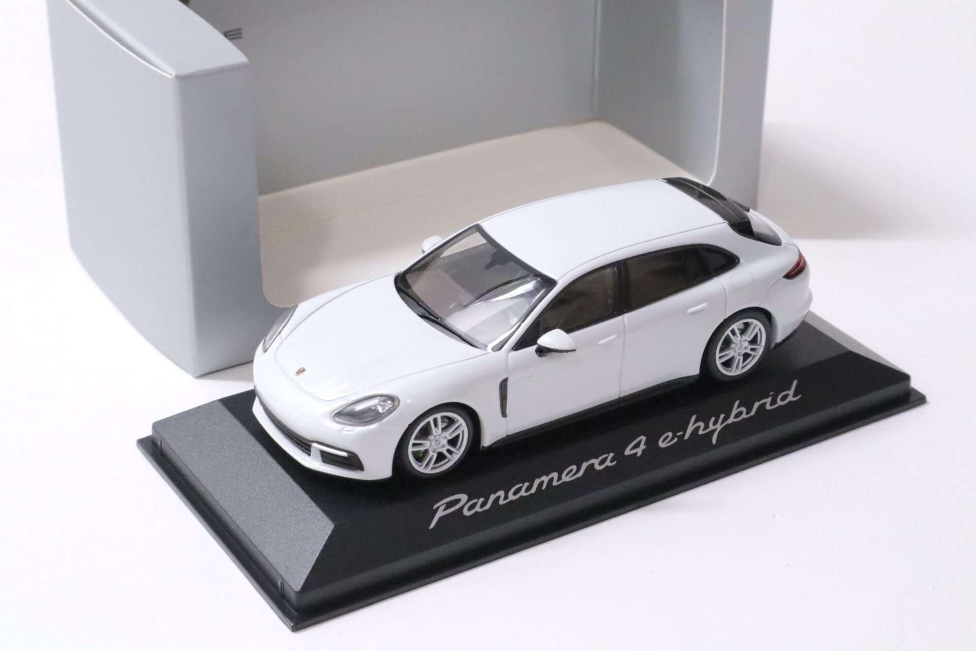 1:43 Minichamps Porsche Panamera 4 E-Hybrid Sport Turismo 2017 white DEALER VERSION