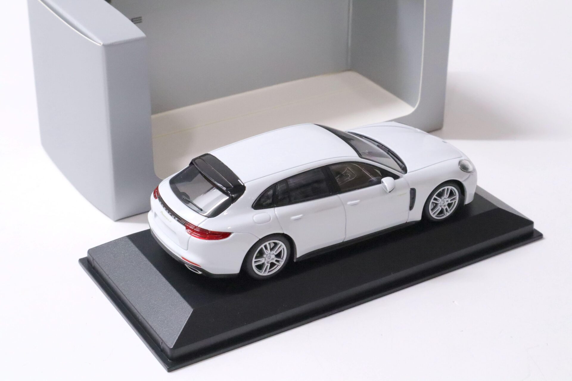 1:43 Minichamps Porsche Panamera 4 E-Hybrid Sport Turismo 2017 white DEALER VERSION