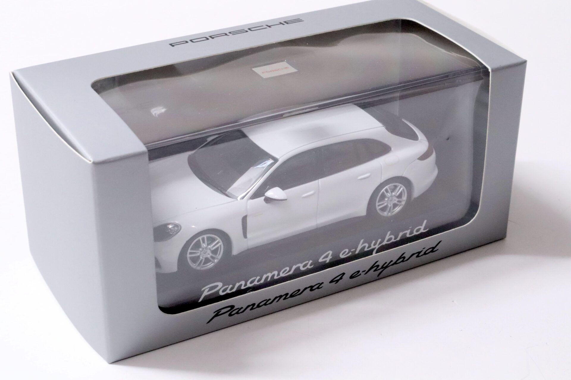 1:43 Minichamps Porsche Panamera 4 E-Hybrid Sport Turismo 2017 white DEALER VERSION