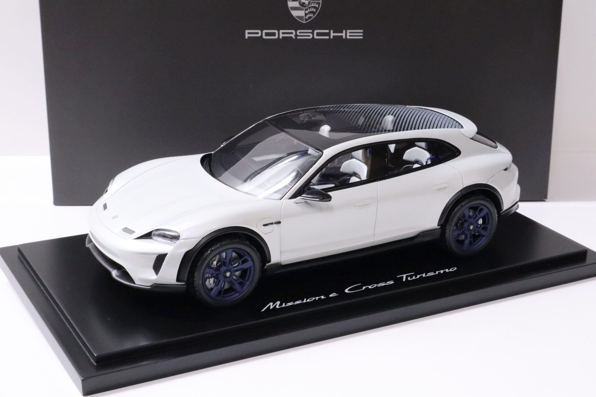 1:18 Spark Porsche Mission E Cross Turismo 2018 white/grey metallic DEALER VERSION