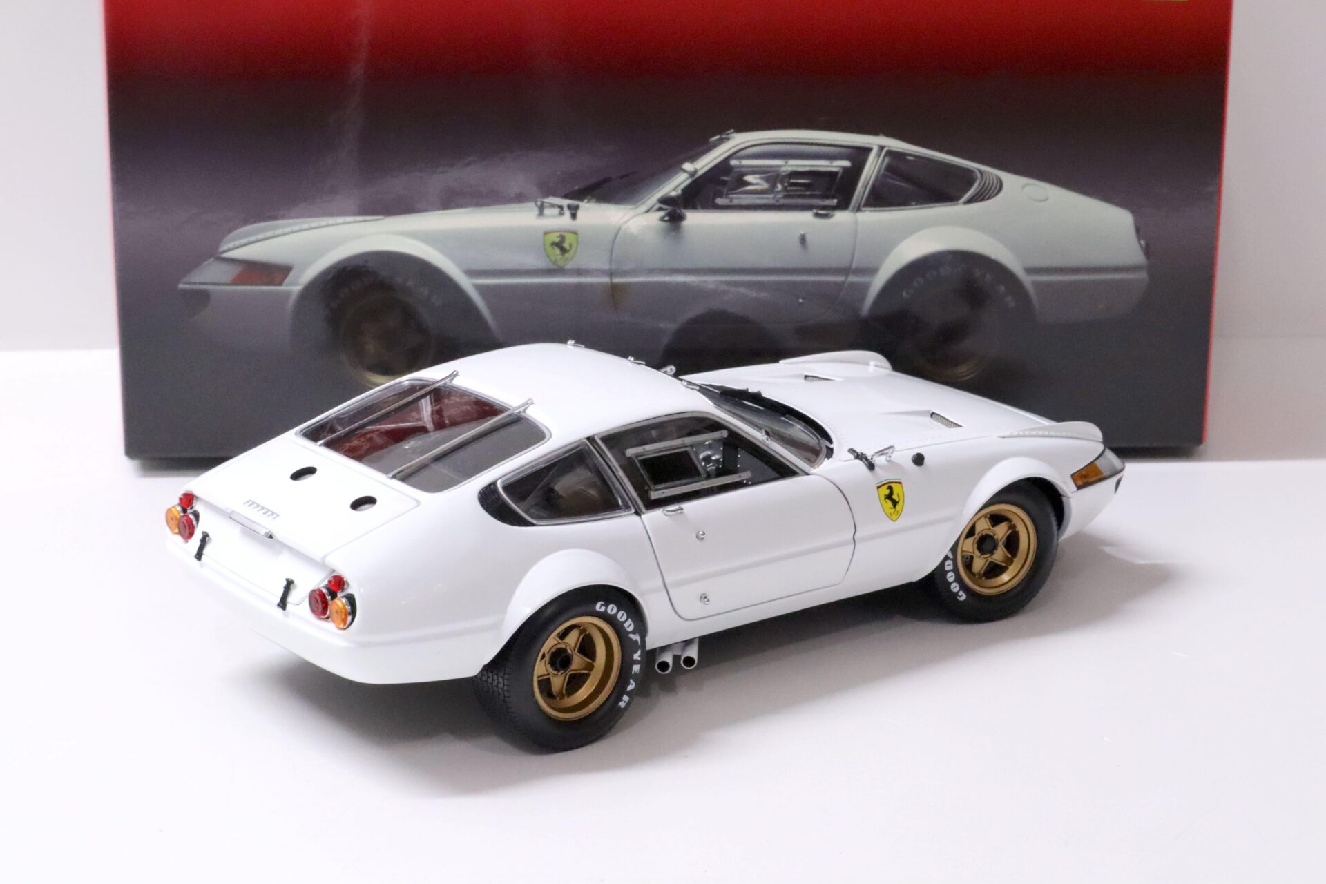 1:18 Kyosho Ferrari 365 GTB4 Competizione No Livery Version white
