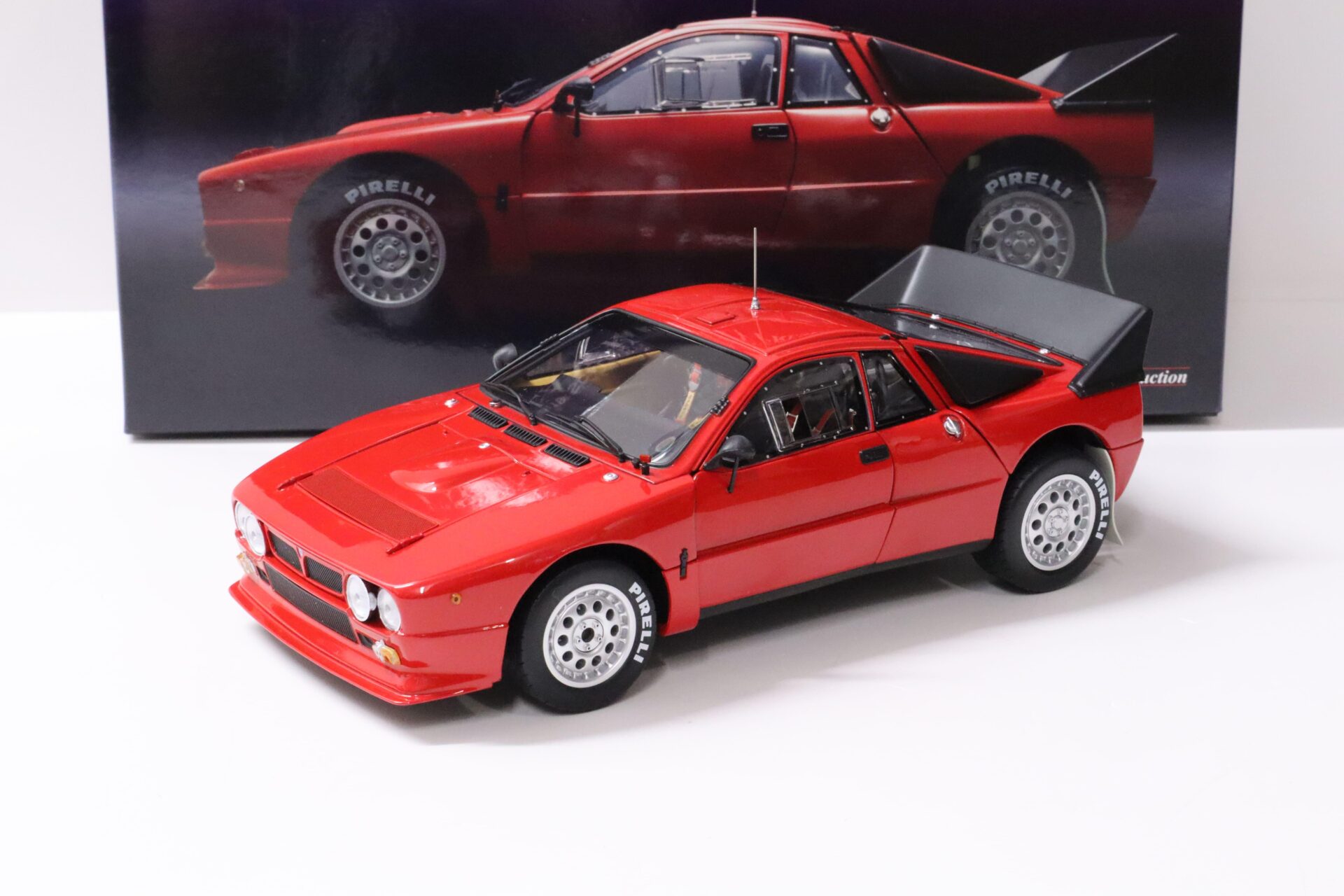 ID 59420 orig.jpg 1:18 Kyosho Lancia 037 Rally Presentation Plain Body red