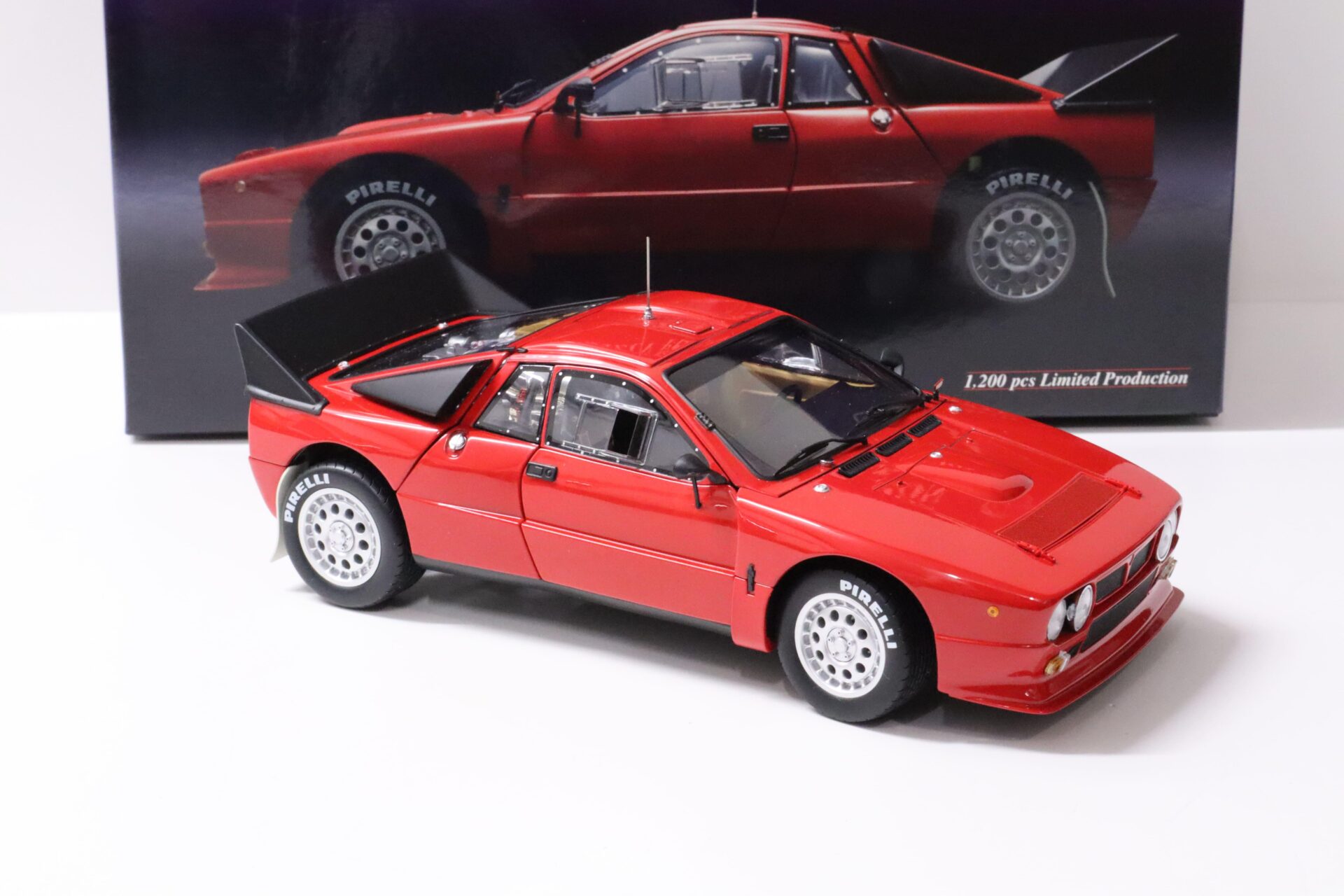 1:18 Kyosho Lancia 037 Rally Presentation Plain Body red